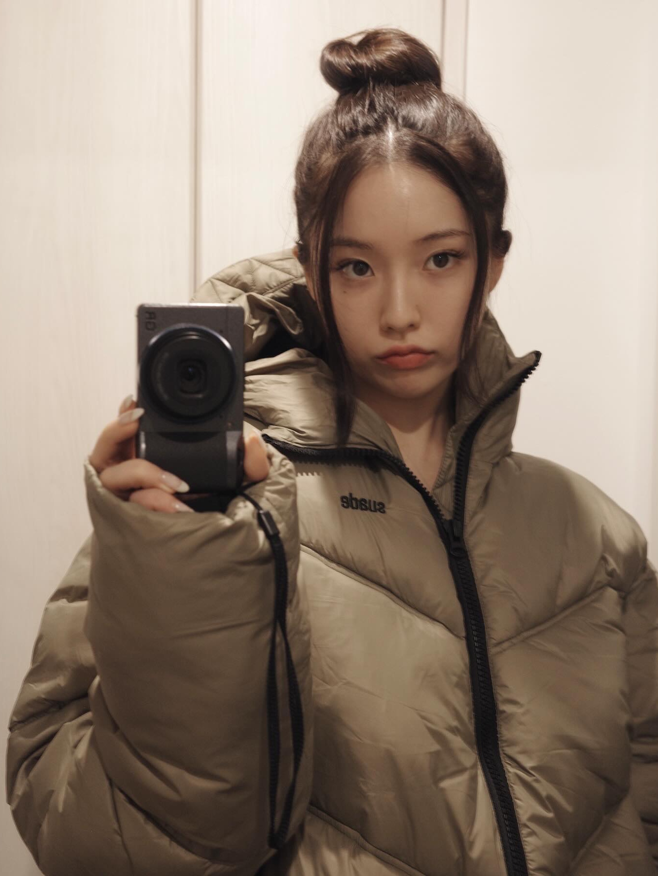 Suade Hooded Puffer Jacket Khaki, Suade Hooded Puffer Jacket Black 착용 스타일