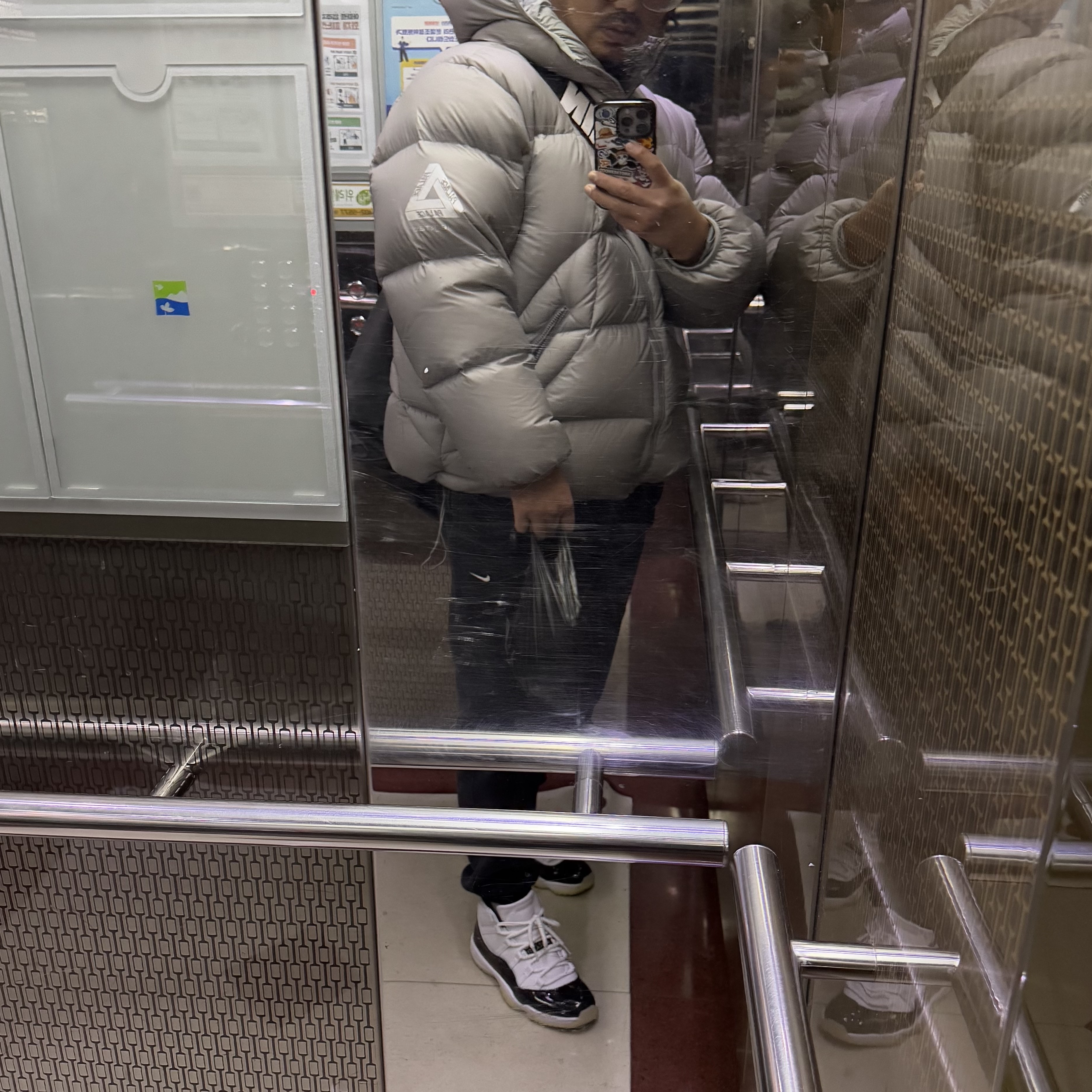 Palace Pertex Frost Balaclava Puffa Grey - 22FW, Jordan 11 Retro Gratitude 착용 스타일