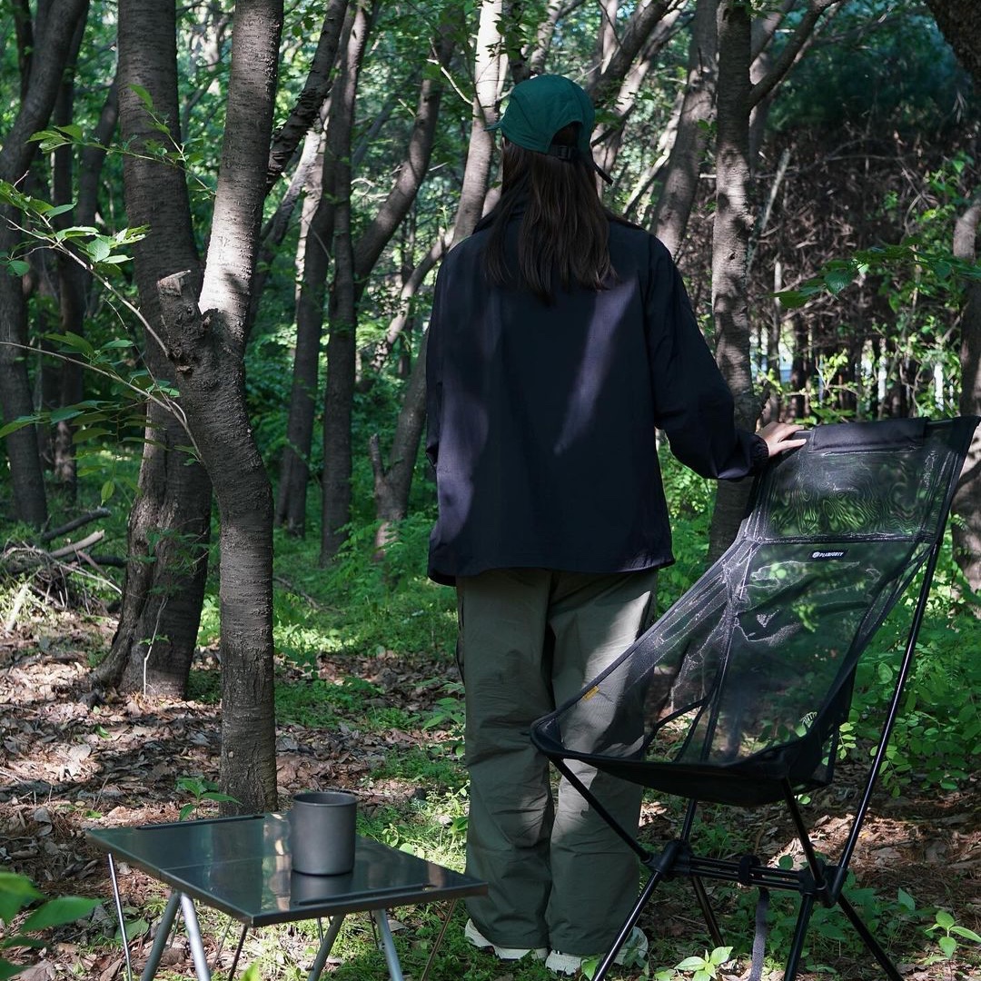 keek Pillowdy Inflatable Collar Windbreaker Black 착용 스타일 - 4