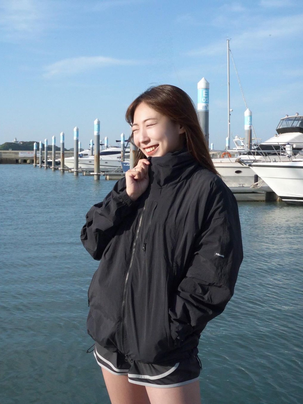 keek Pillowdy Inflatable Collar Windbreaker Black 착용 스타일 - 4