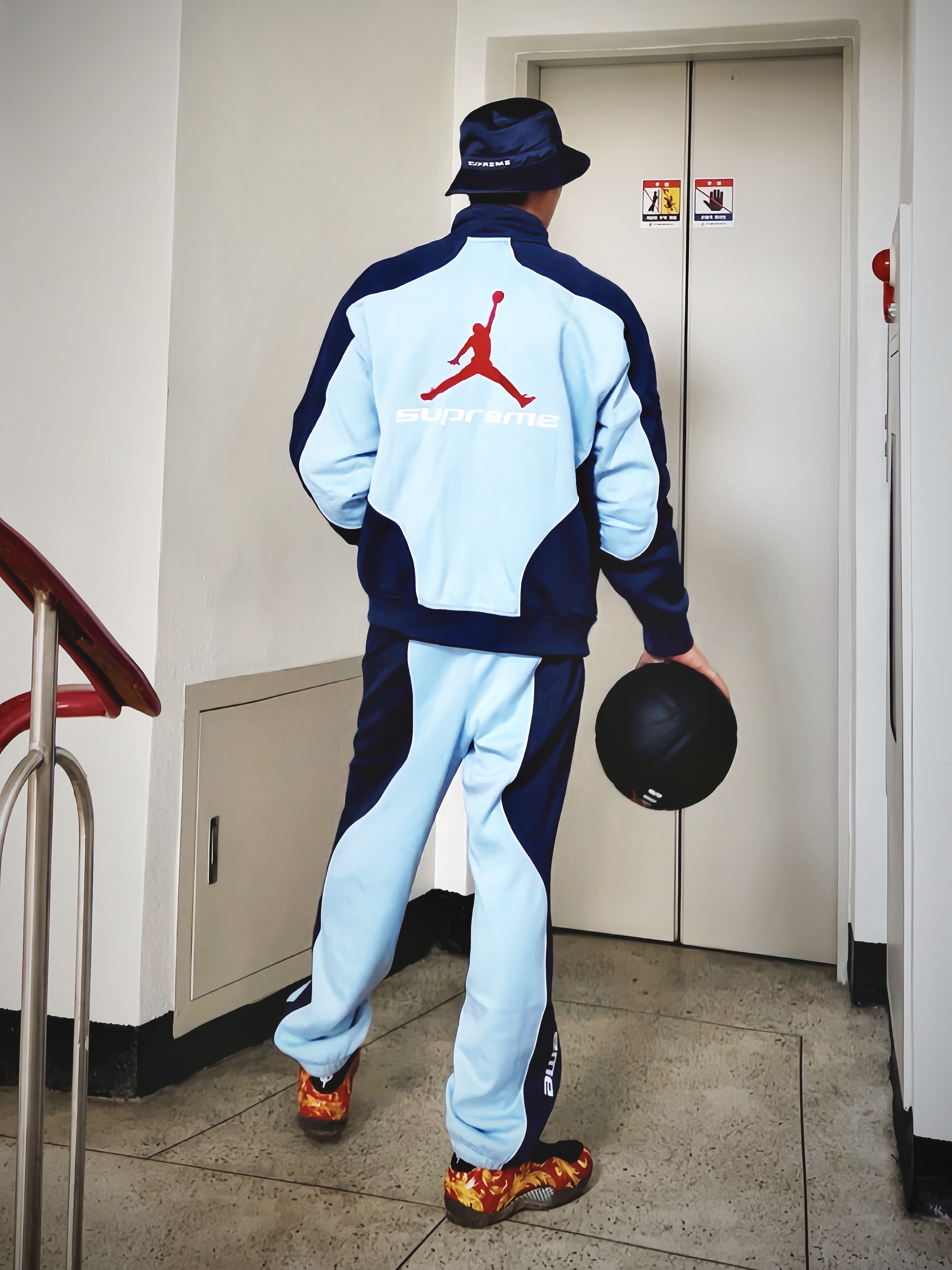 Supreme x Jordan Basketball Black - 24FW, Supreme x Nike Dazzle Crusher Navy - 24SS 착용 스타일 - 2