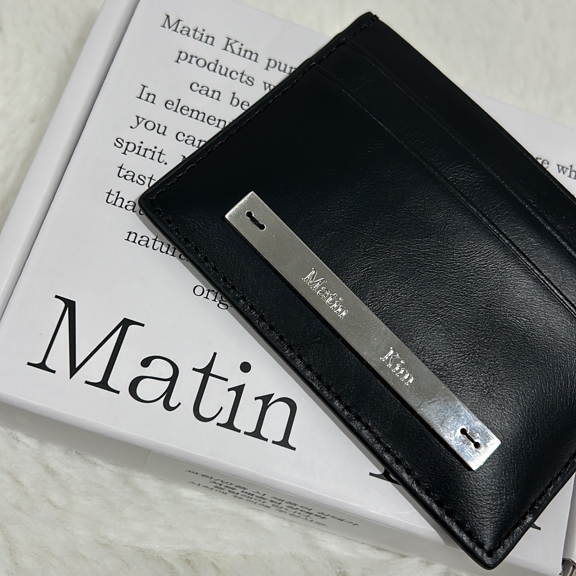Matin Kim Vintage Card Wallet Black 착용 스타일