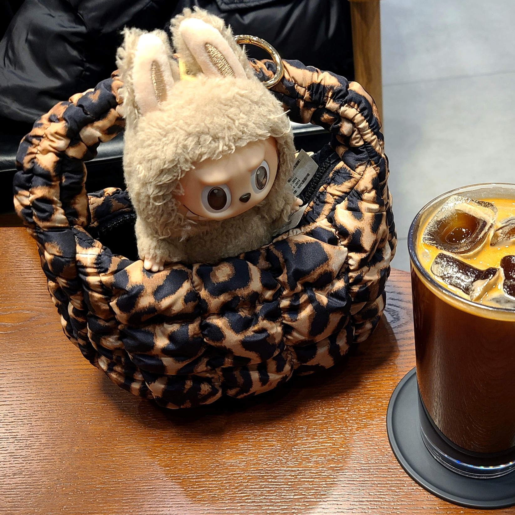 COS Quilted Micro Bag Leopard, Pop Mart The Monsters Labubu Tasty Macarons Series Sealed Case (6 Blind Boxes) 착용 스타일 - 2