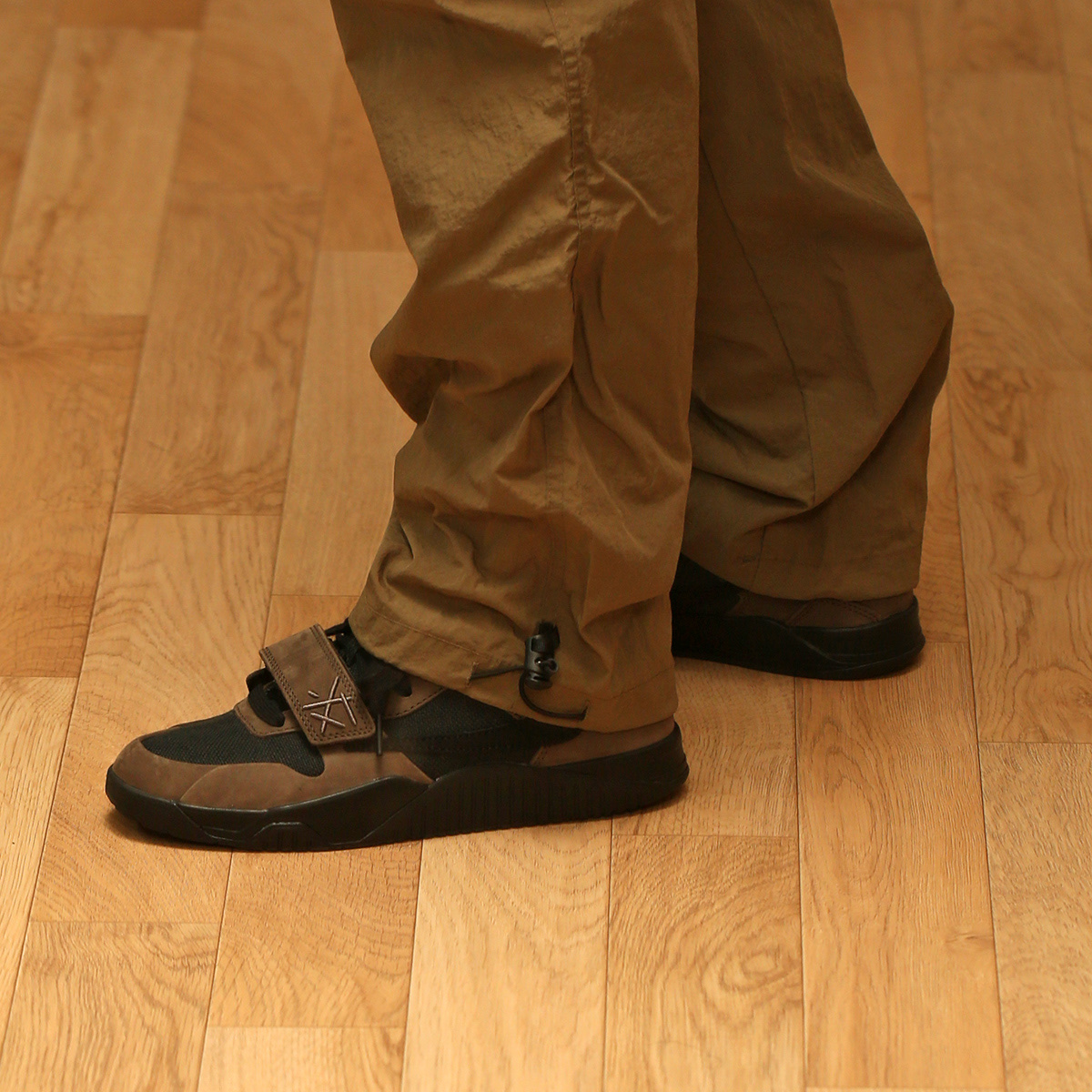 Jordan x Travis Scott Jumpman Jack TR Black and Dark Mocha 착용 스타일 - 3