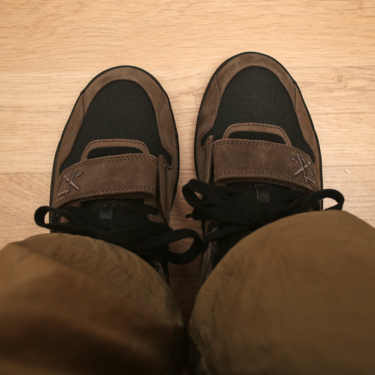 Jordan x Travis Scott Jumpman Jack TR Black and Dark Mocha 착용 스타일 - 7