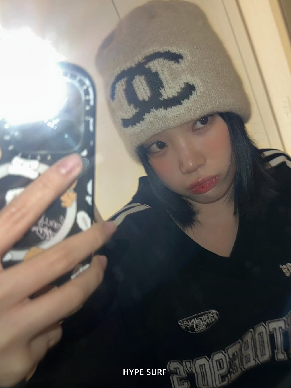 Chanel Hat Cashmere Black White, Chanel Beanie Cashmere & Black White 착용 스타일 - 5