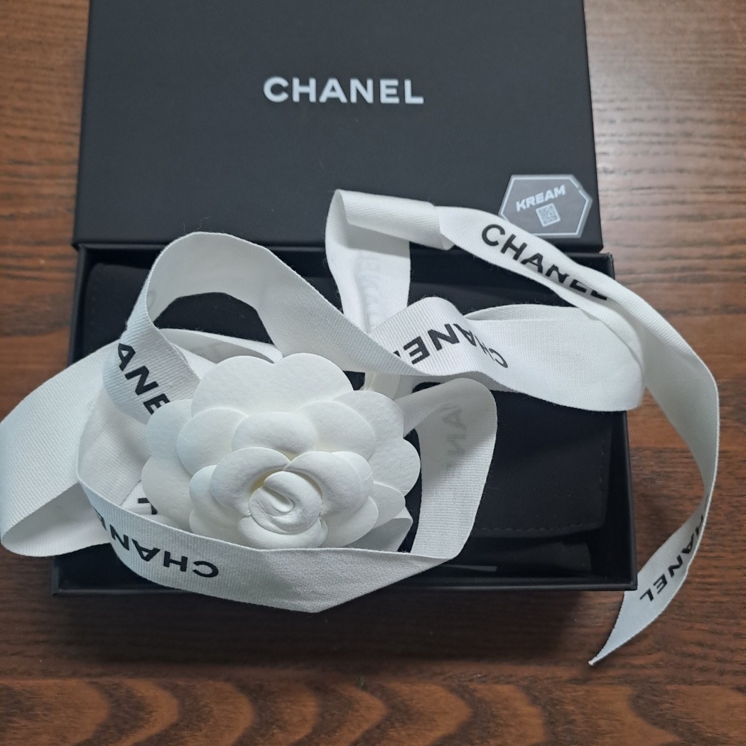Chanel Classic Card Holder Grained Calfskin & Silver Black 착용 스타일 - 2