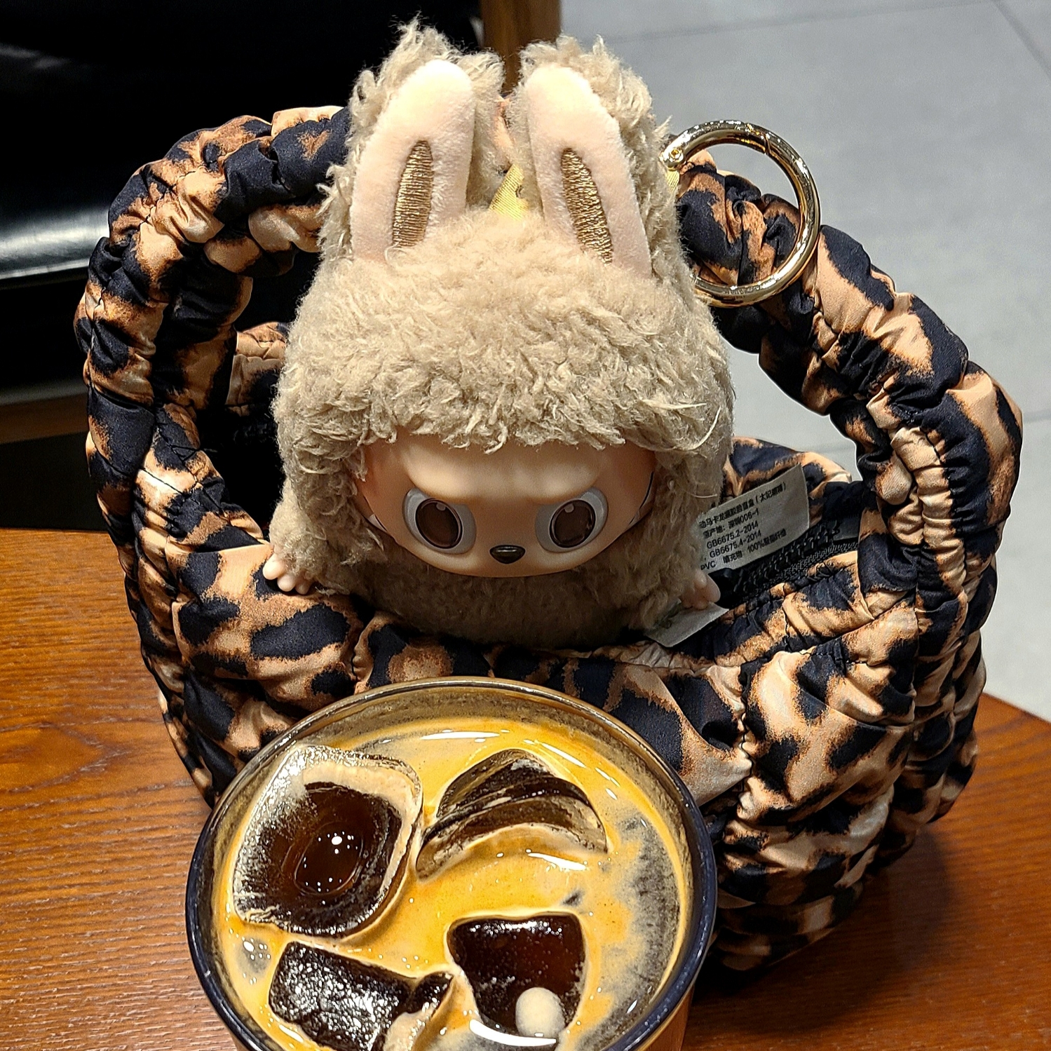 COS Quilted Micro Bag Leopard, Pop Mart The Monsters Labubu Tasty Macarons Series Sealed Case (6 Blind Boxes) 착용 스타일 - 1