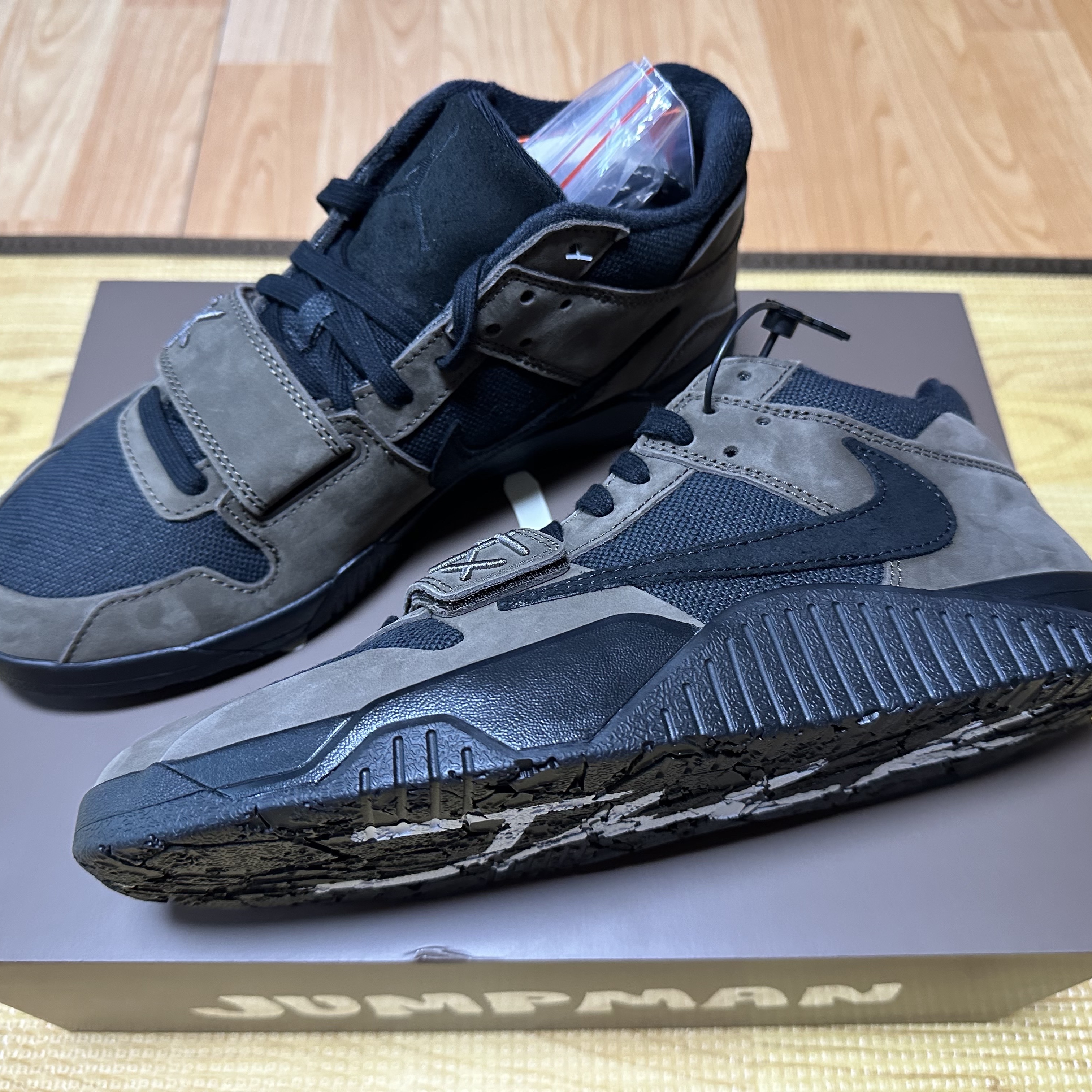 Jordan x Travis Scott Jumpman Jack TR Black and Dark Mocha 착용 스타일