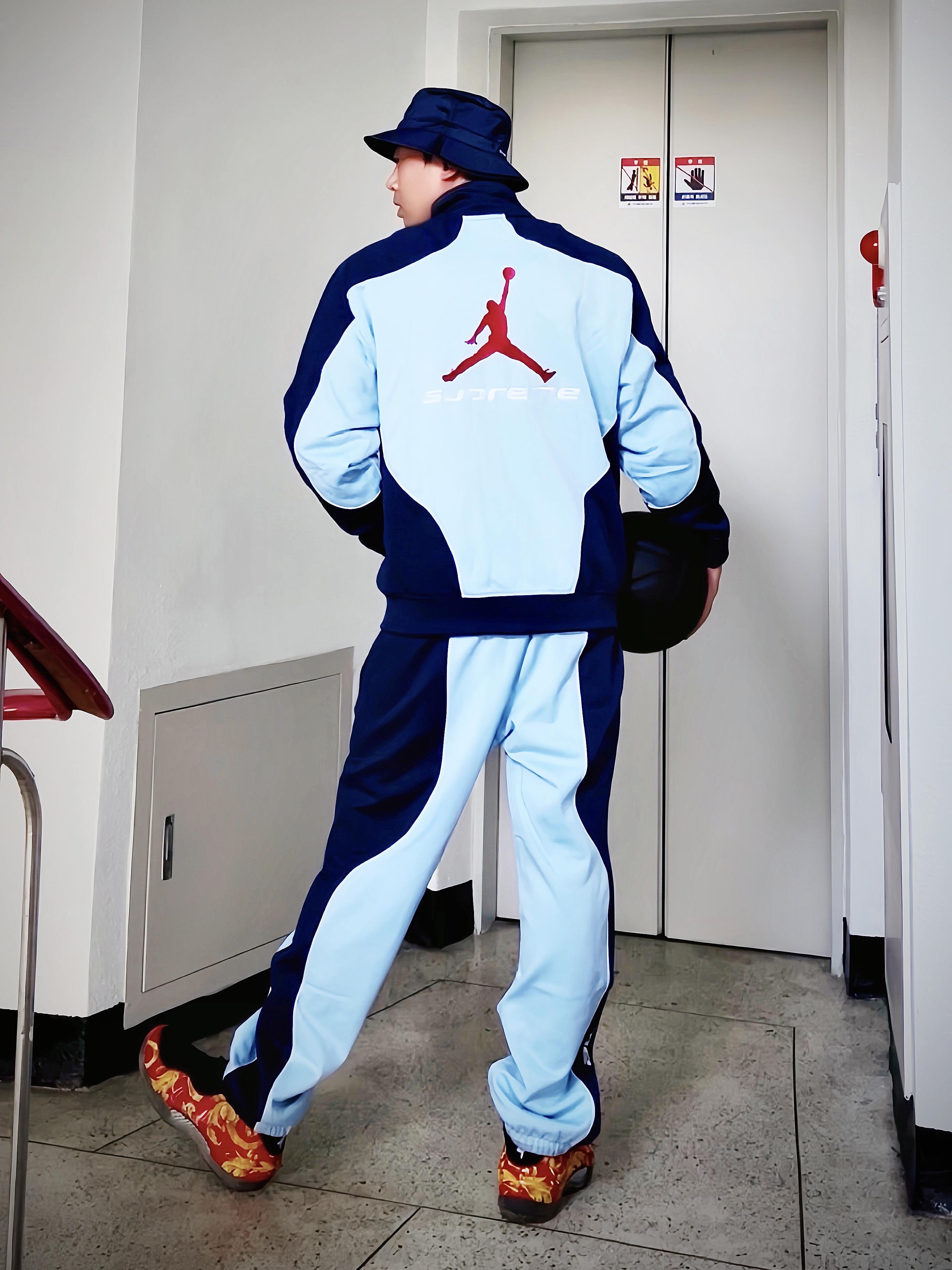 Supreme x Nike Dazzle Crusher Navy - 24SS, Supreme First T-Shirt Navy - 24SS 착용 스타일 - 1
