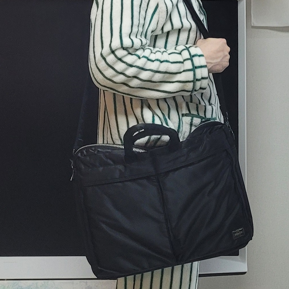 Porter Tanker 2Way Briefcase Black 착용 스타일 - 1