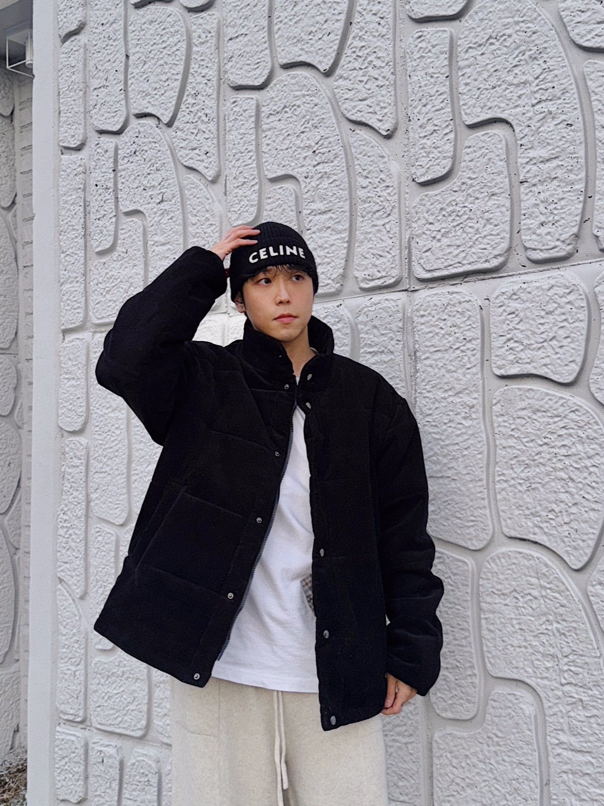 Celine Embroidered RIbbed Wool Beanie Black, Celine Embroidered Knit Wool Beanie Black 착용 스타일 - 1