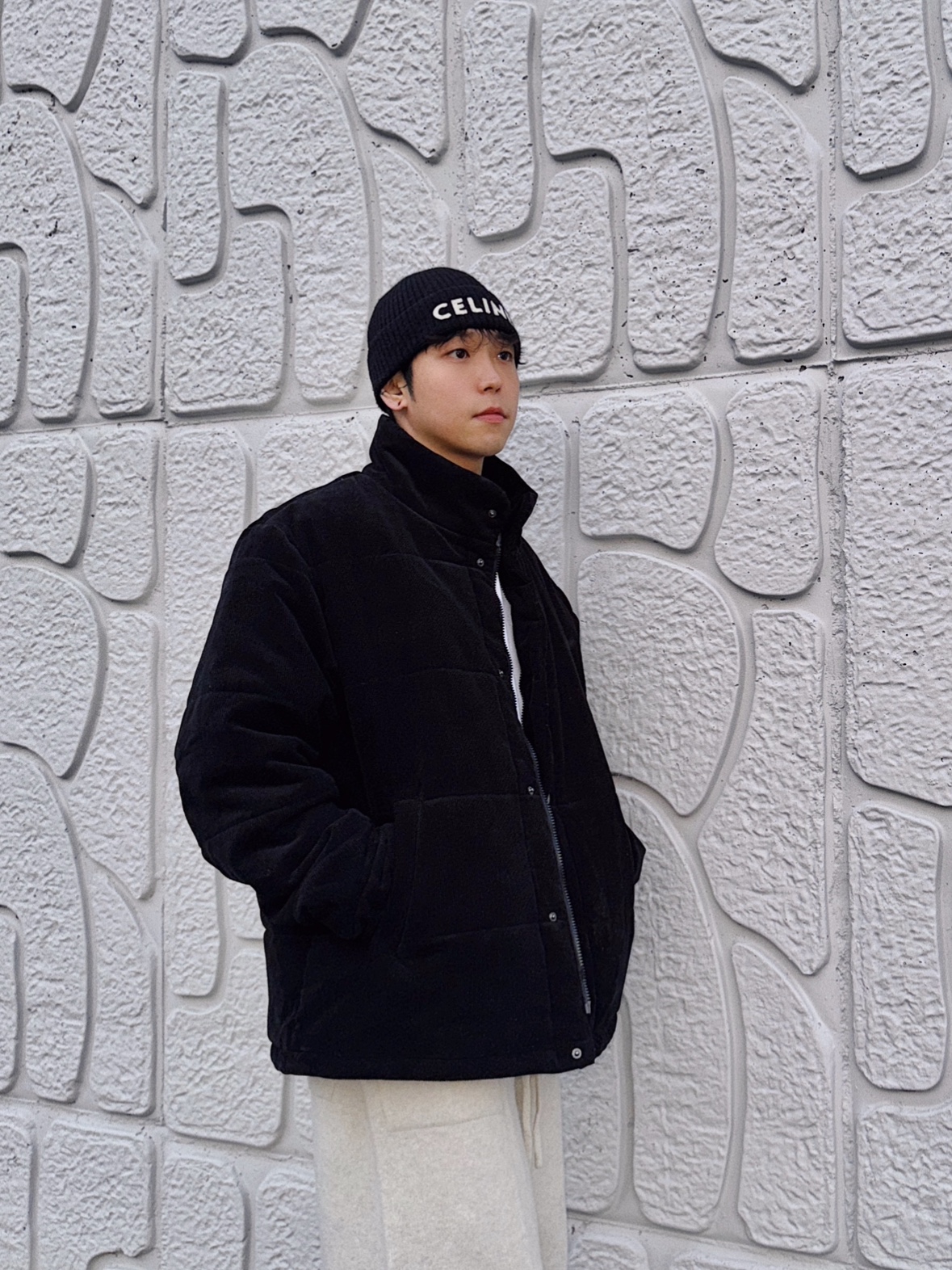 Celine Embroidered RIbbed Wool Beanie Black, Celine Embroidered Knit Wool Beanie Black 착용 스타일 - 3