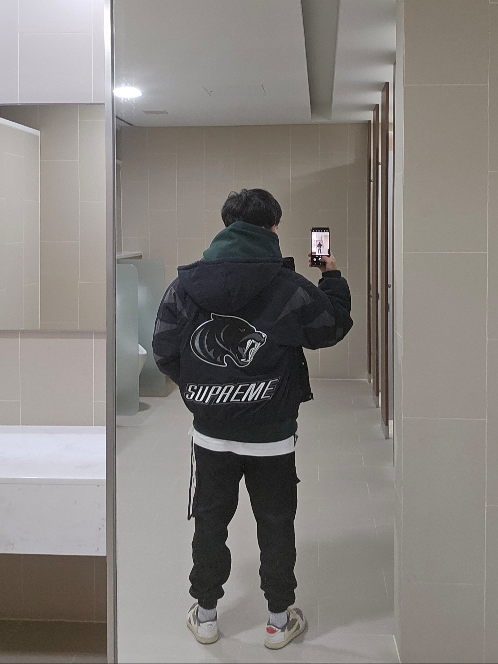 Supreme Wildcat Sideline Puffer Jacket Black - 23FW, IAB Studio Hoodie Deep Green 착용 스타일 - 1