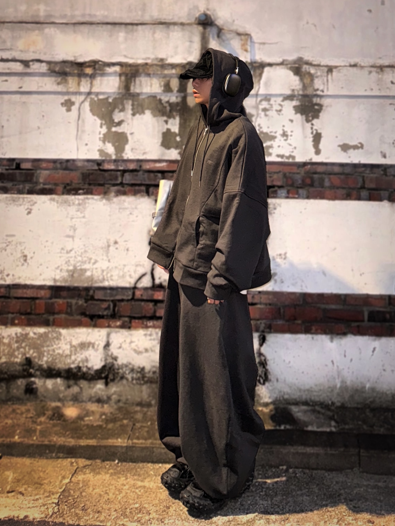 Balenciaga Defender Sneakers Black, Apple AirPods Max Lightning Space Gray (Korean Ver.) 착용 스타일 - 1