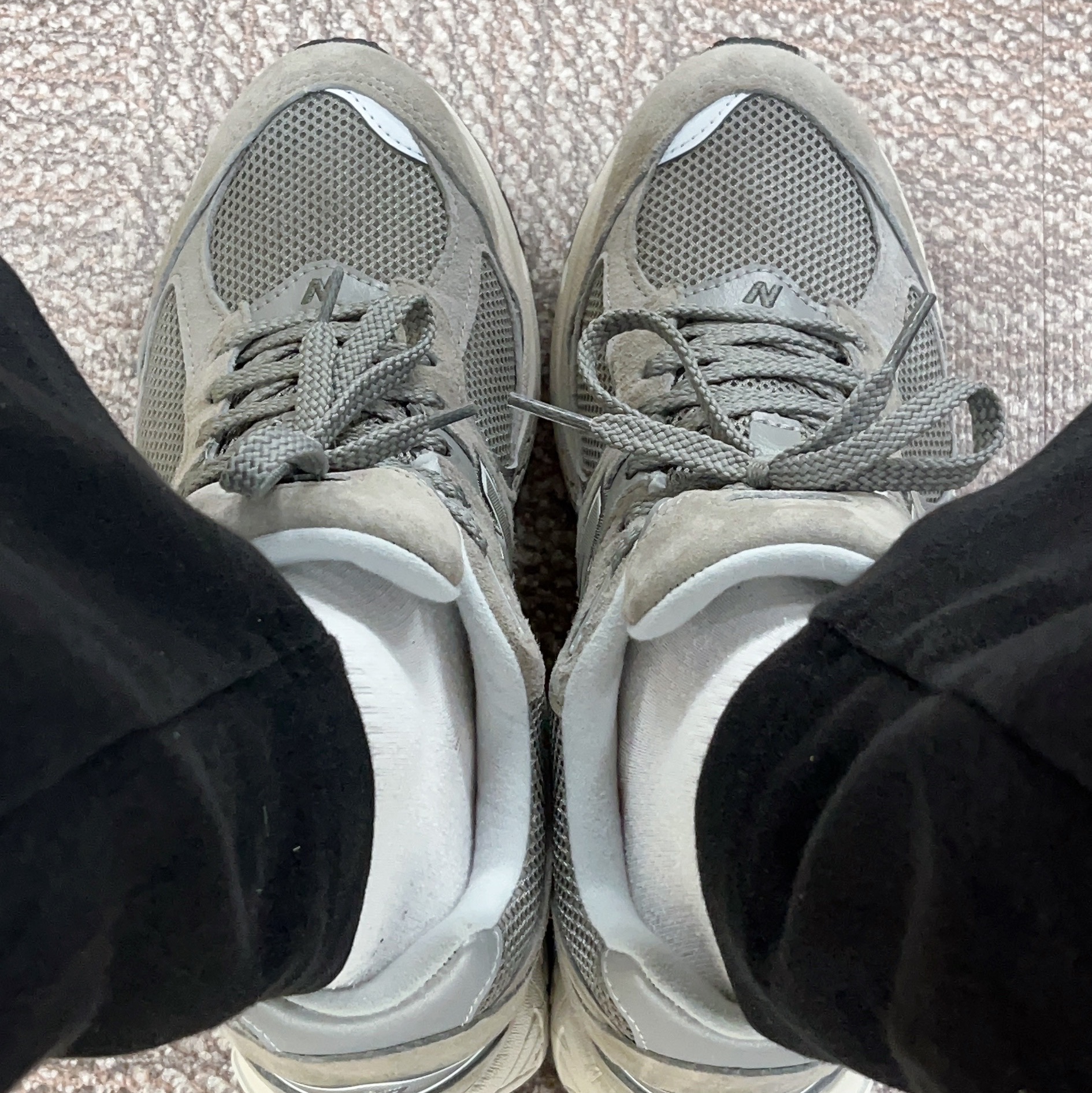 New Balance 2002R Grey 착용 스타일