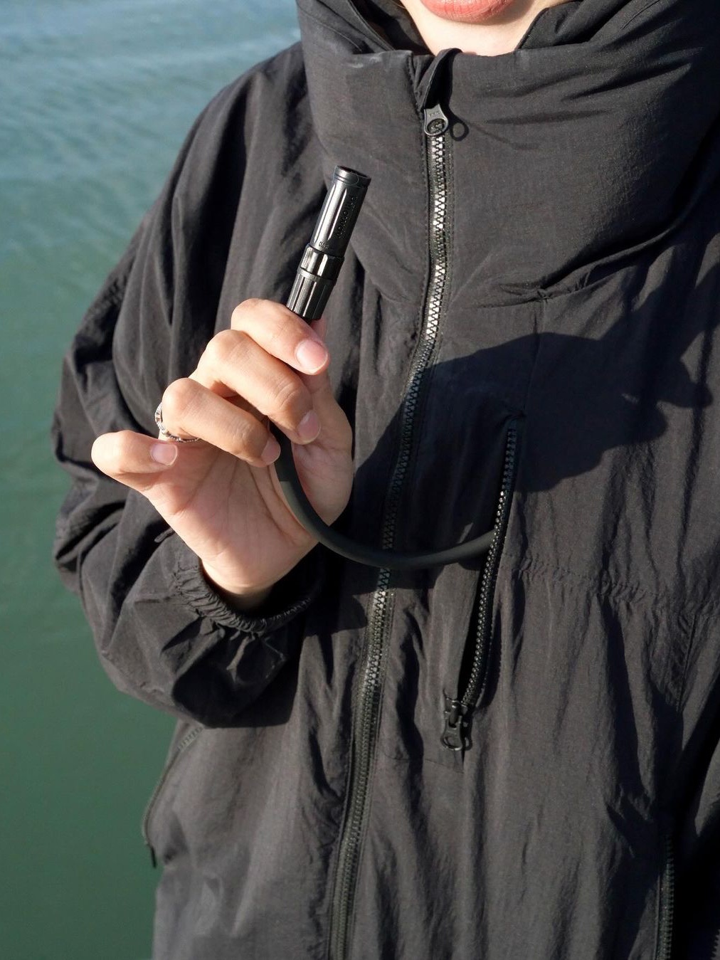 keek Pillowdy Inflatable Collar Windbreaker Black 착용 스타일 - 5