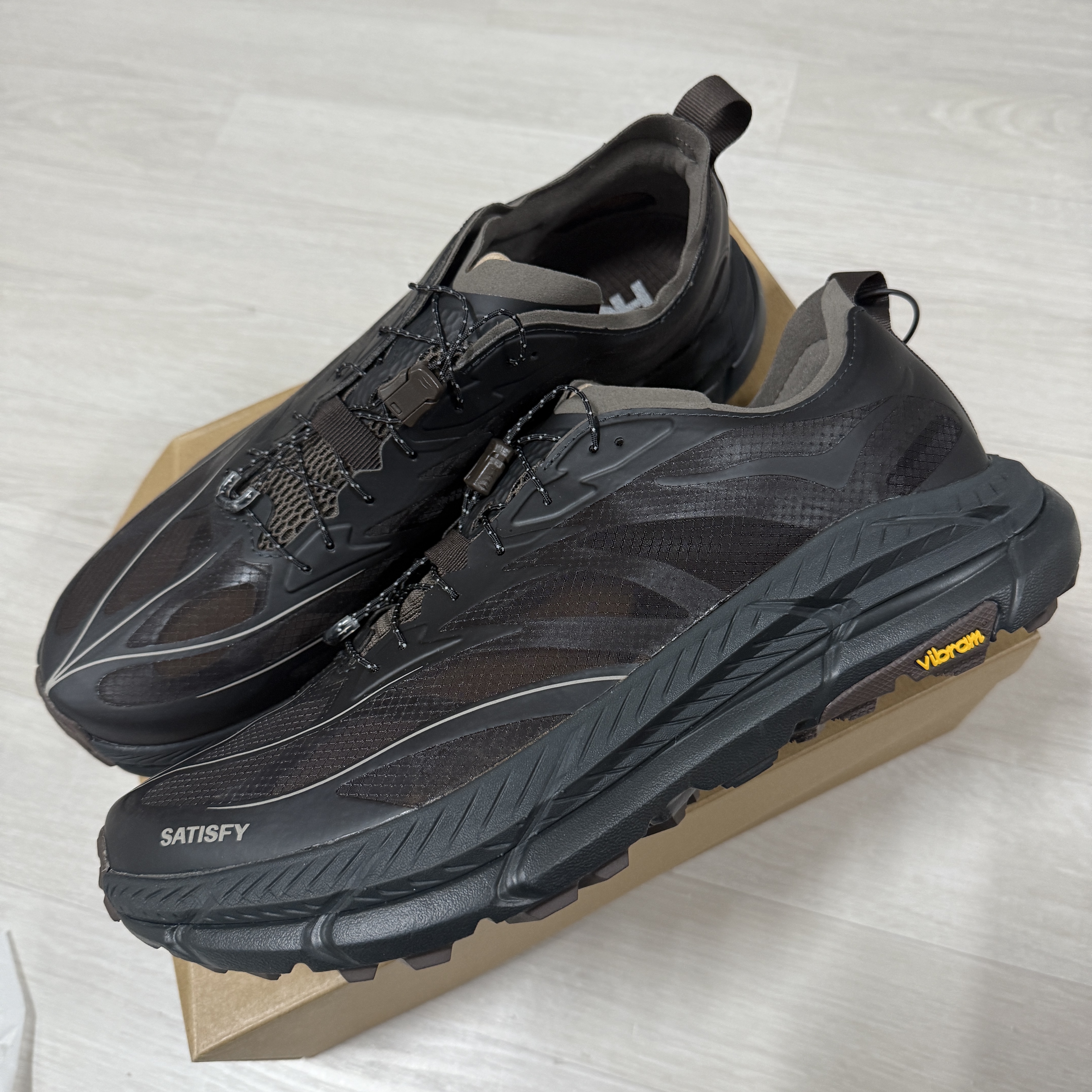 Hoka x Satisfy Mafate Speed 4 Lite Coffee 착용 스타일 - 2