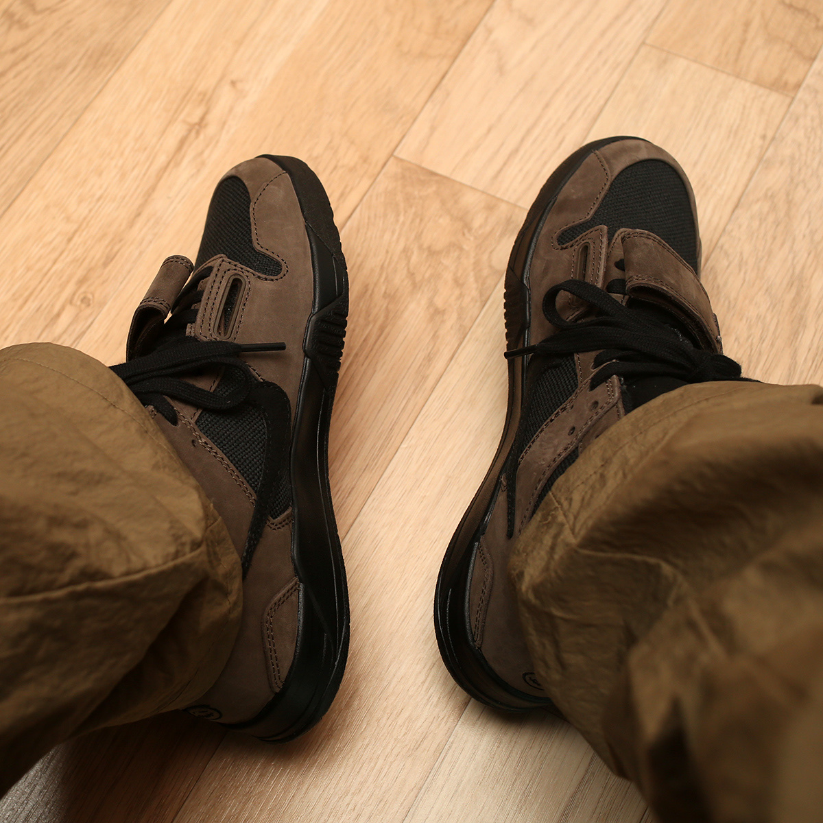 Jordan x Travis Scott Jumpman Jack TR Black and Dark Mocha 착용 스타일 - 8