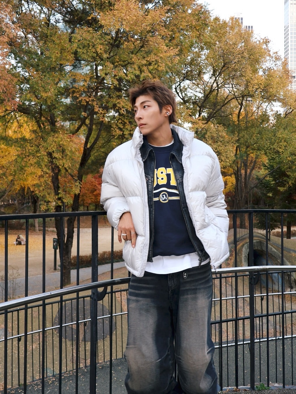 BLR Dusk Parachute Wide Denim Pants Blue 착용 스타일