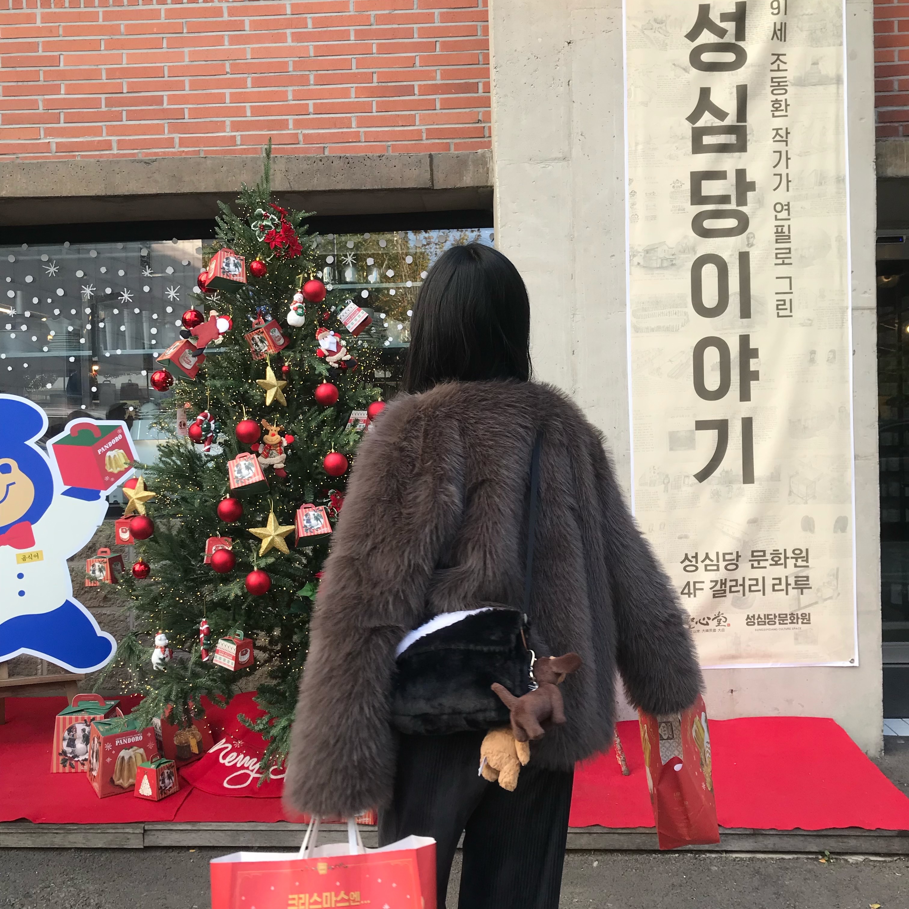 Nike NSW Futura 365 Faux Fur Crossbody Bag 1L Black, Jellycat Otto Sausage Dog Bag Charm Brown 착용 스타일 - 1