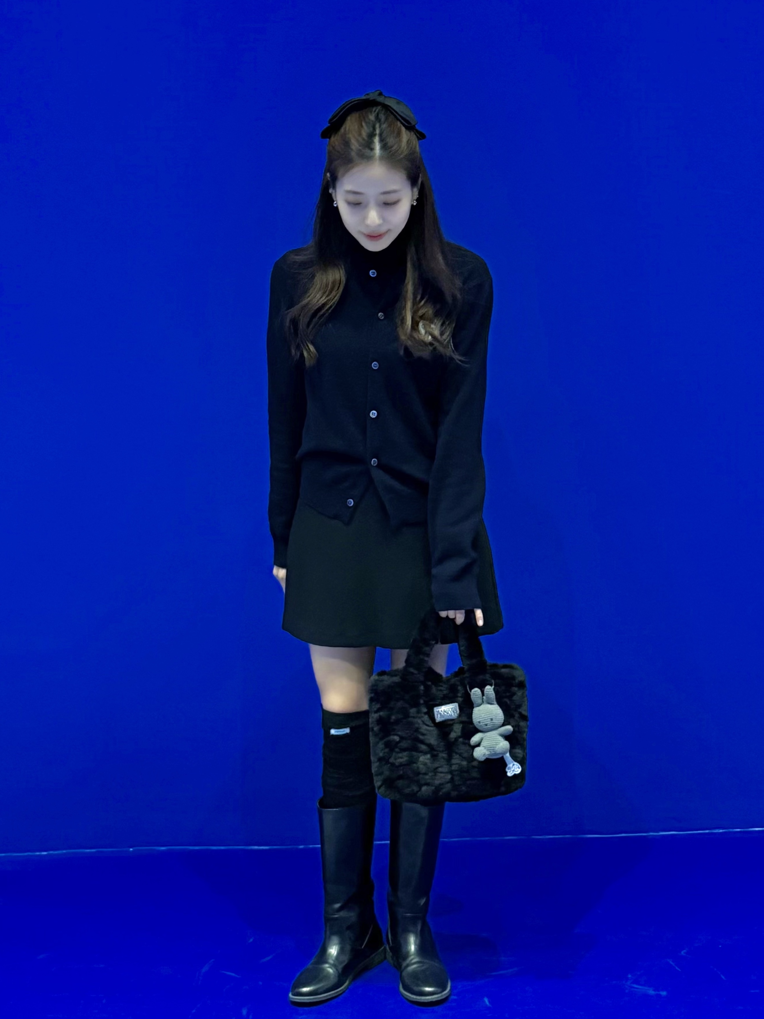 Play Comme des Garcons White Heart Knit Cardigan Black, Miffy x Bon Ton Toys Keychain Corduroy Grey 착용 스타일 - 2