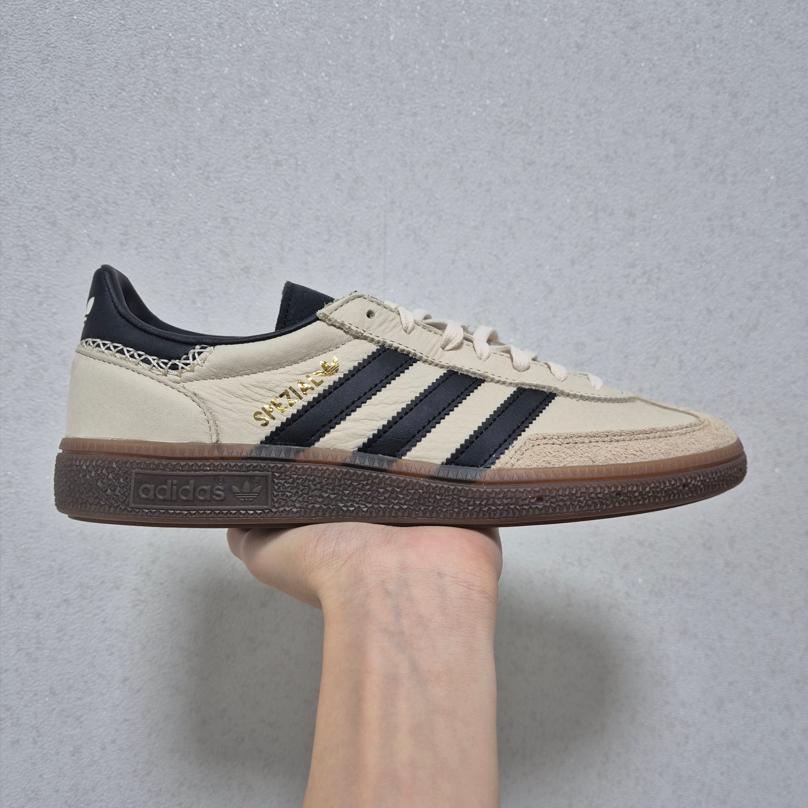 (W) Adidas Spezial Handball Wonder White Core Black 착용 스타일 - 1