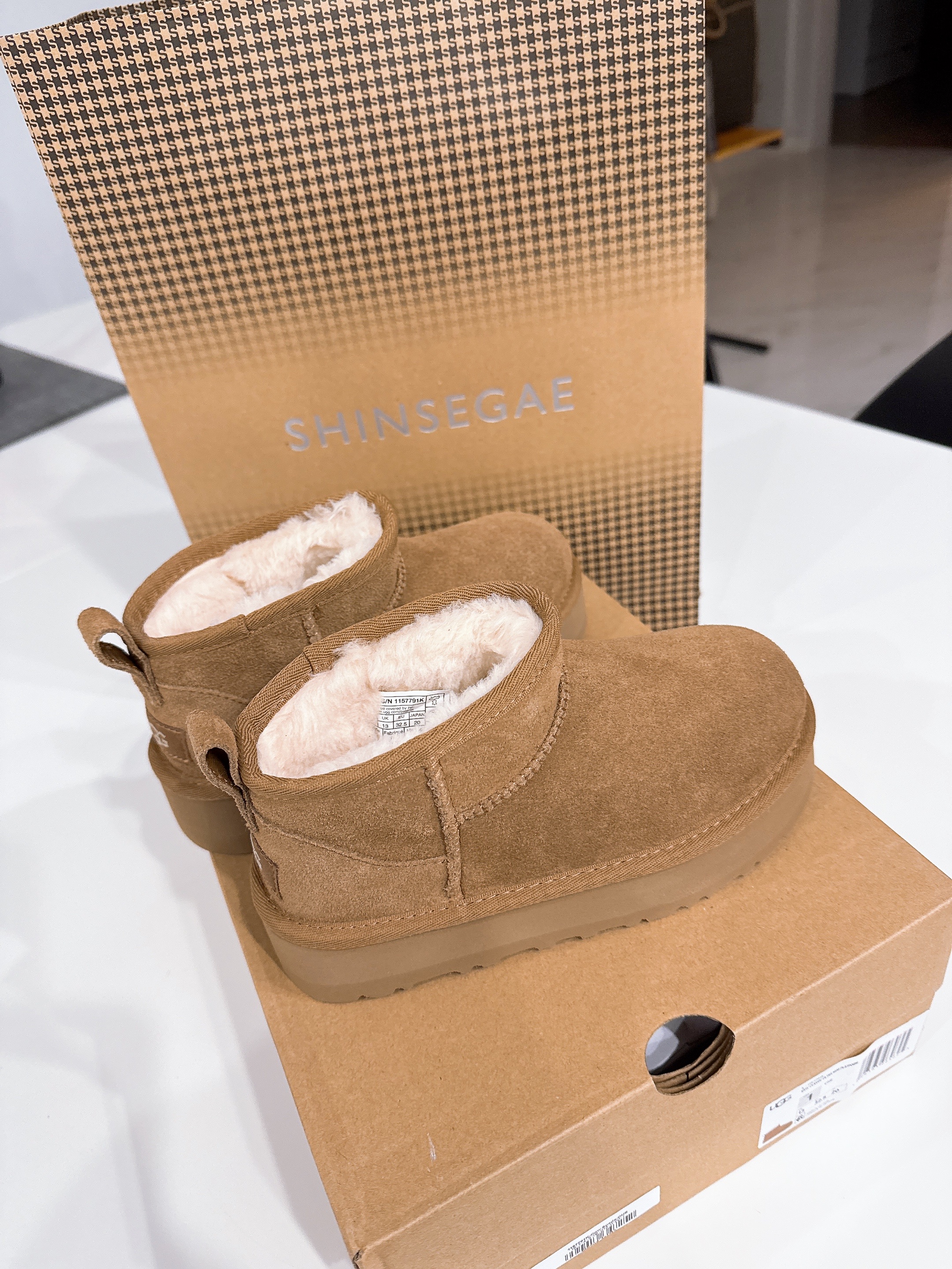 (Kids) UGG Classic Ultra Mini Platform Chestnut, (Kids) UGG Classic II Mini Boots Chestnut 착용 스타일 - 2