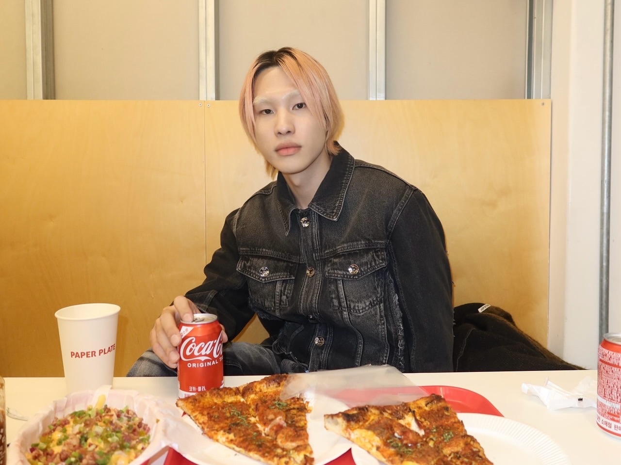 [KREAM 단독] BLR Signature Raw Cut Washing Denim Trucker Jacket Black 착용 스타일