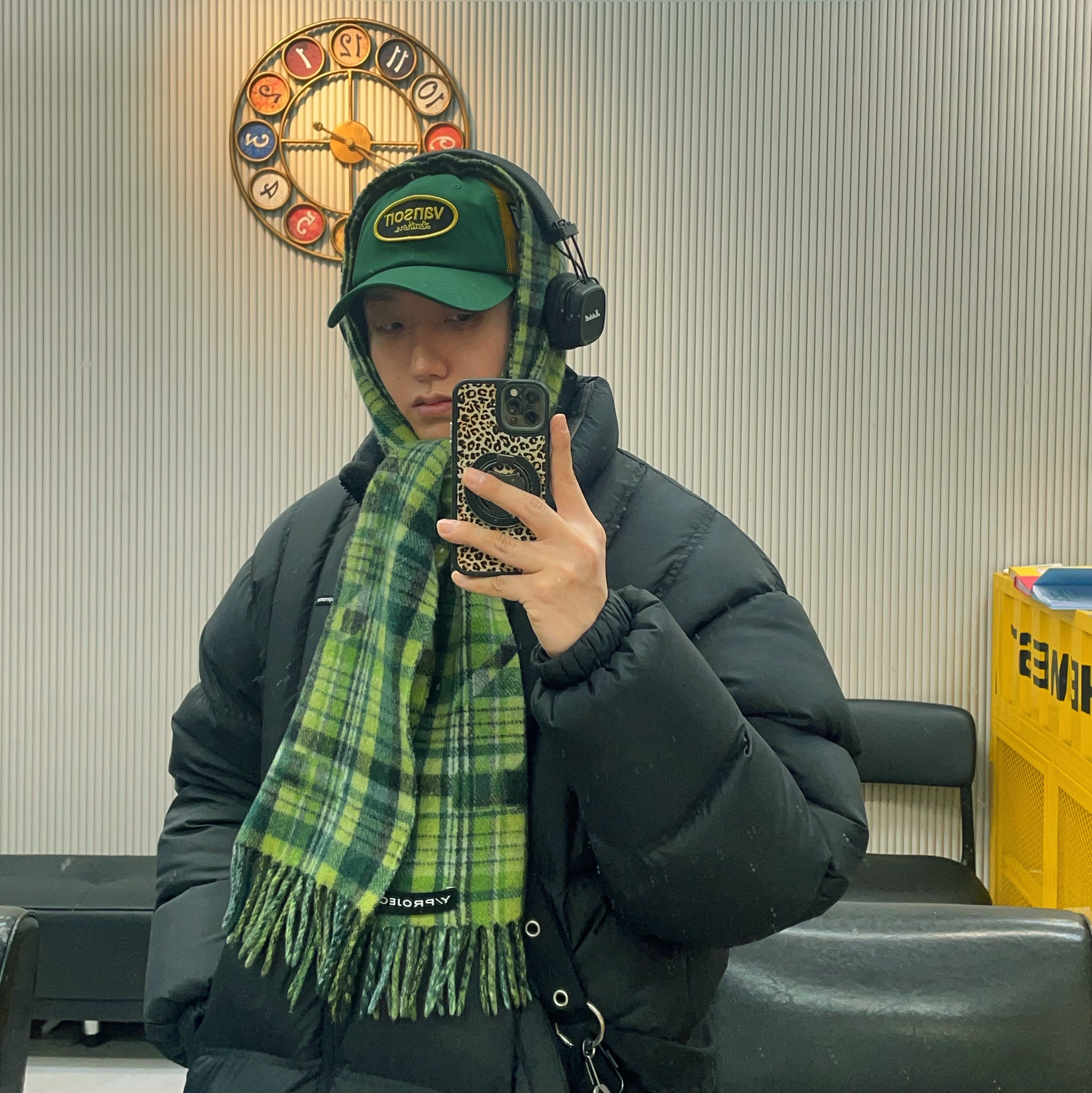 Supreme x Hysteric Glamour x Vanson Leathers Mesh Back 6-Panel Green - 24FW, Supreme Flannel Reversible Puffer Jacket Black - 22FW 착용 스타일 - 5