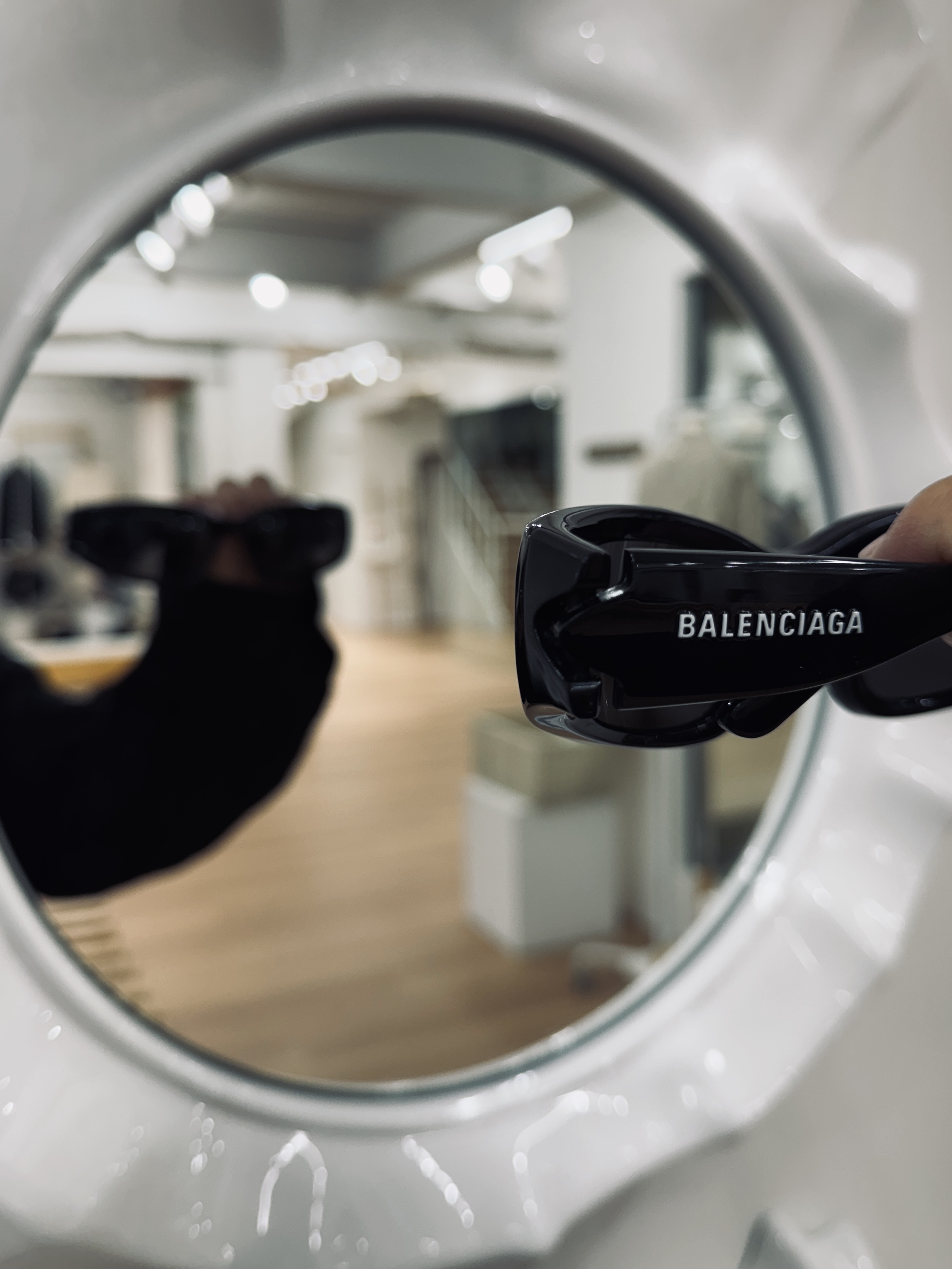Balenciaga Swift Oval Sunglasses Black, Hysteric Glamour Flame Logo Carabiner Keychain Black 착용 스타일 - 6