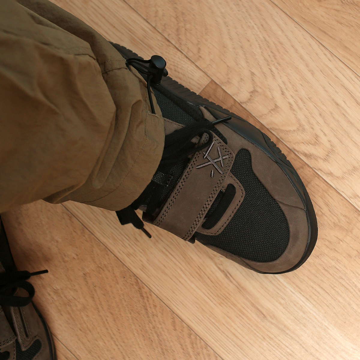 Jordan x Travis Scott Jumpman Jack TR Black and Dark Mocha 착용 스타일 - 6