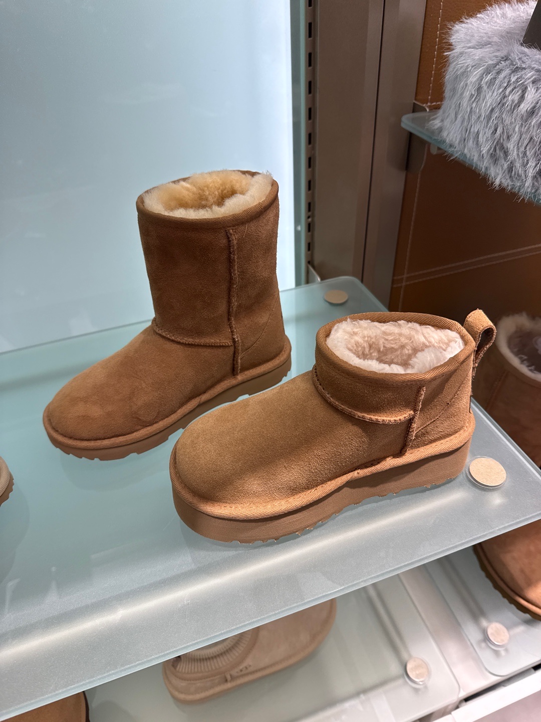(Kids) UGG Classic Ultra Mini Platform Chestnut, (Kids) UGG Classic II Mini Boots Chestnut 착용 스타일 - 1