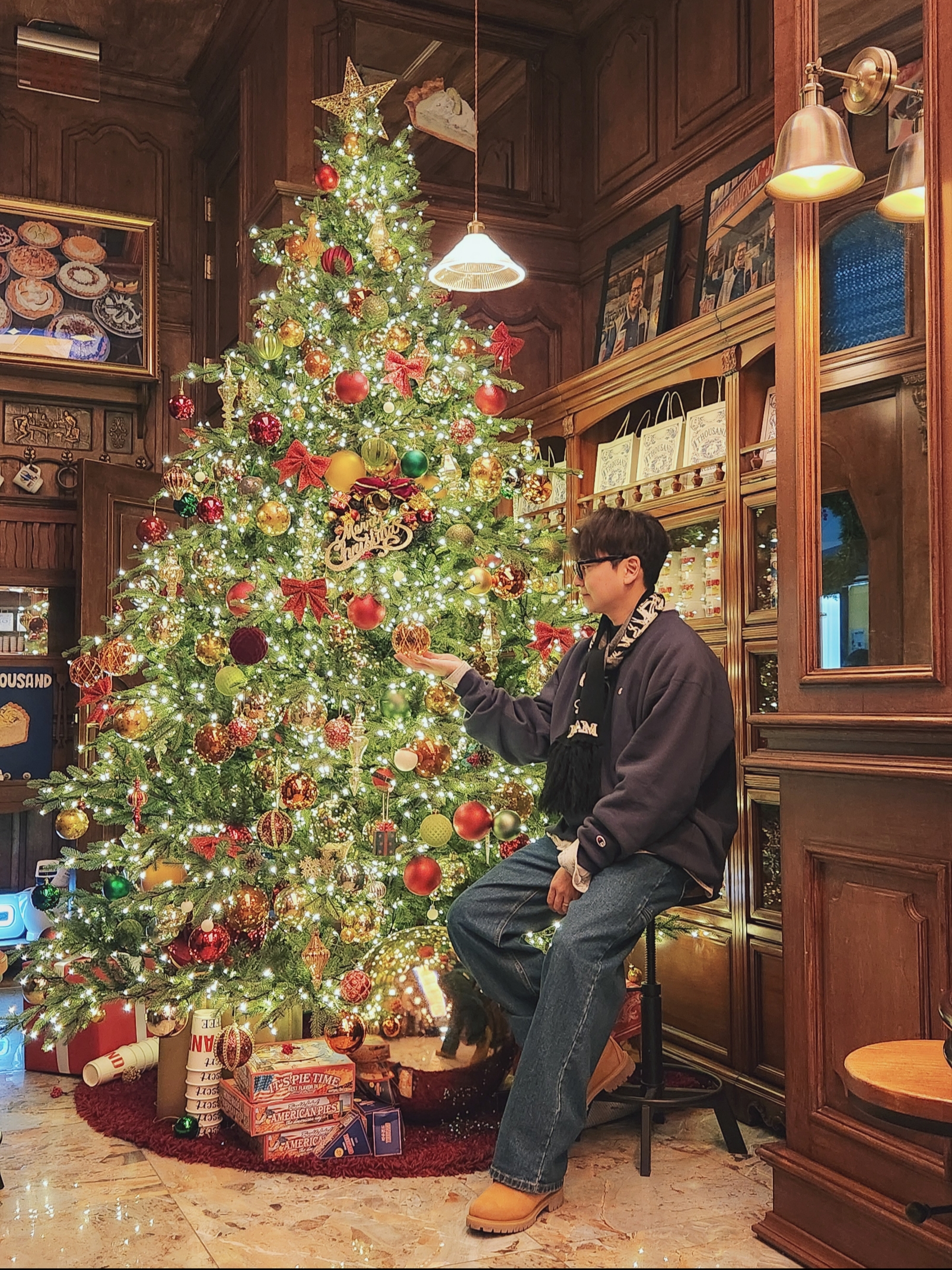 Champion x NOHANT Reverse Weave Lonely Lovely Reversible Sweatshirt Dark Navy, Timberland Premium 6 inch Waterproof Boot Wheat Nubuck - Wide 착용 스타일 - 2