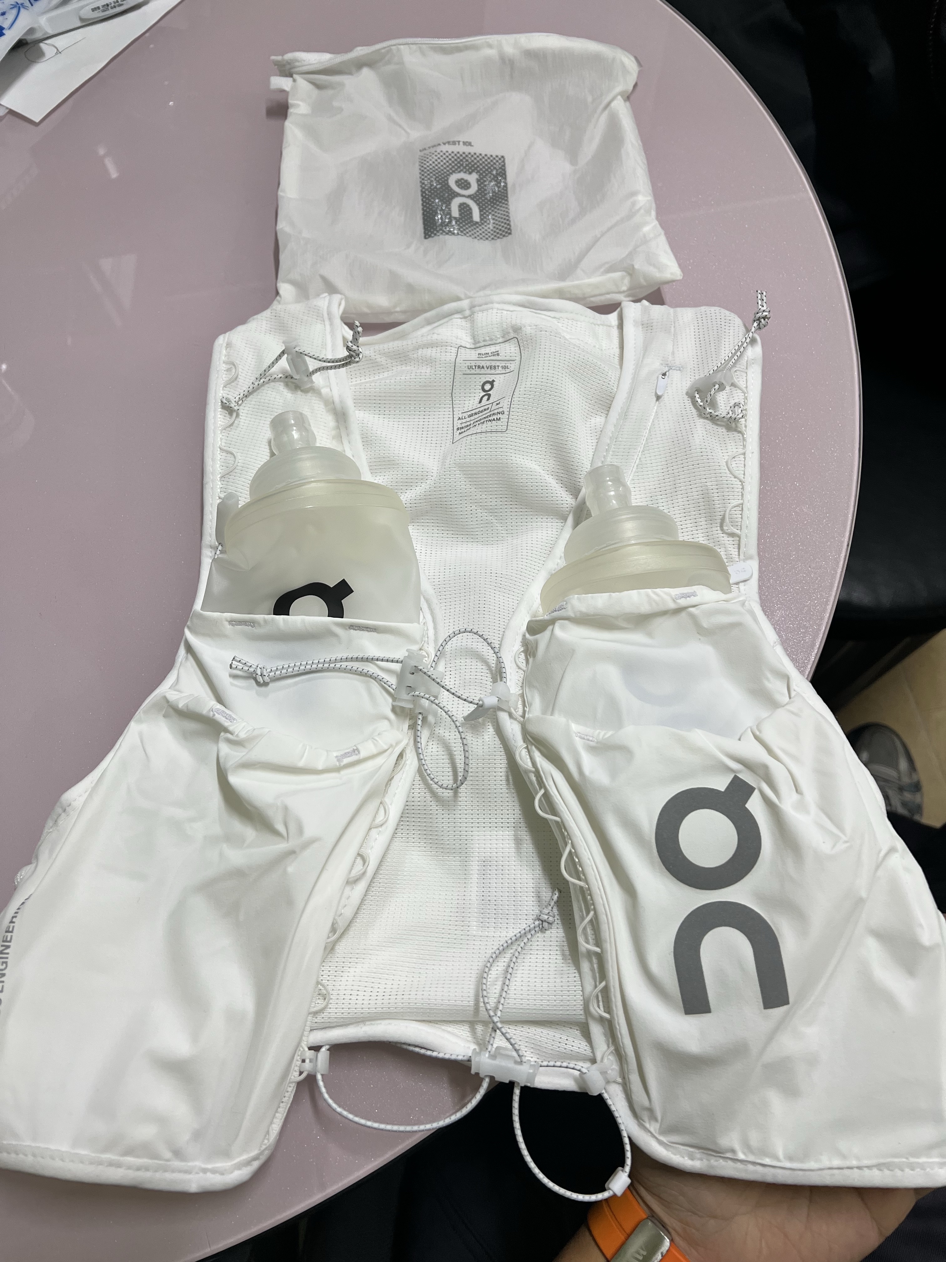 On Running Ultra Vest 10L Undyed White 착용 스타일