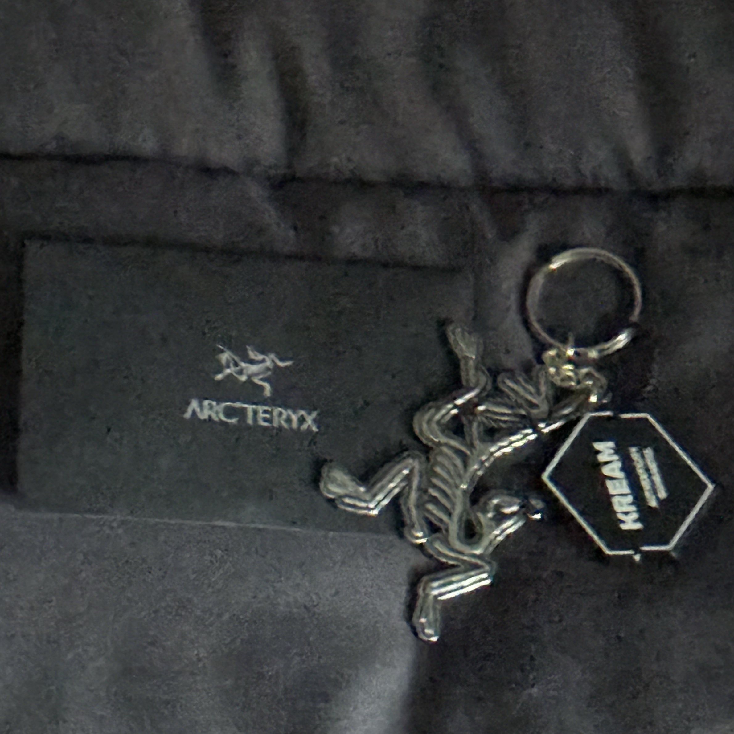 Arc'teryx Keyring Metal 착용 스타일