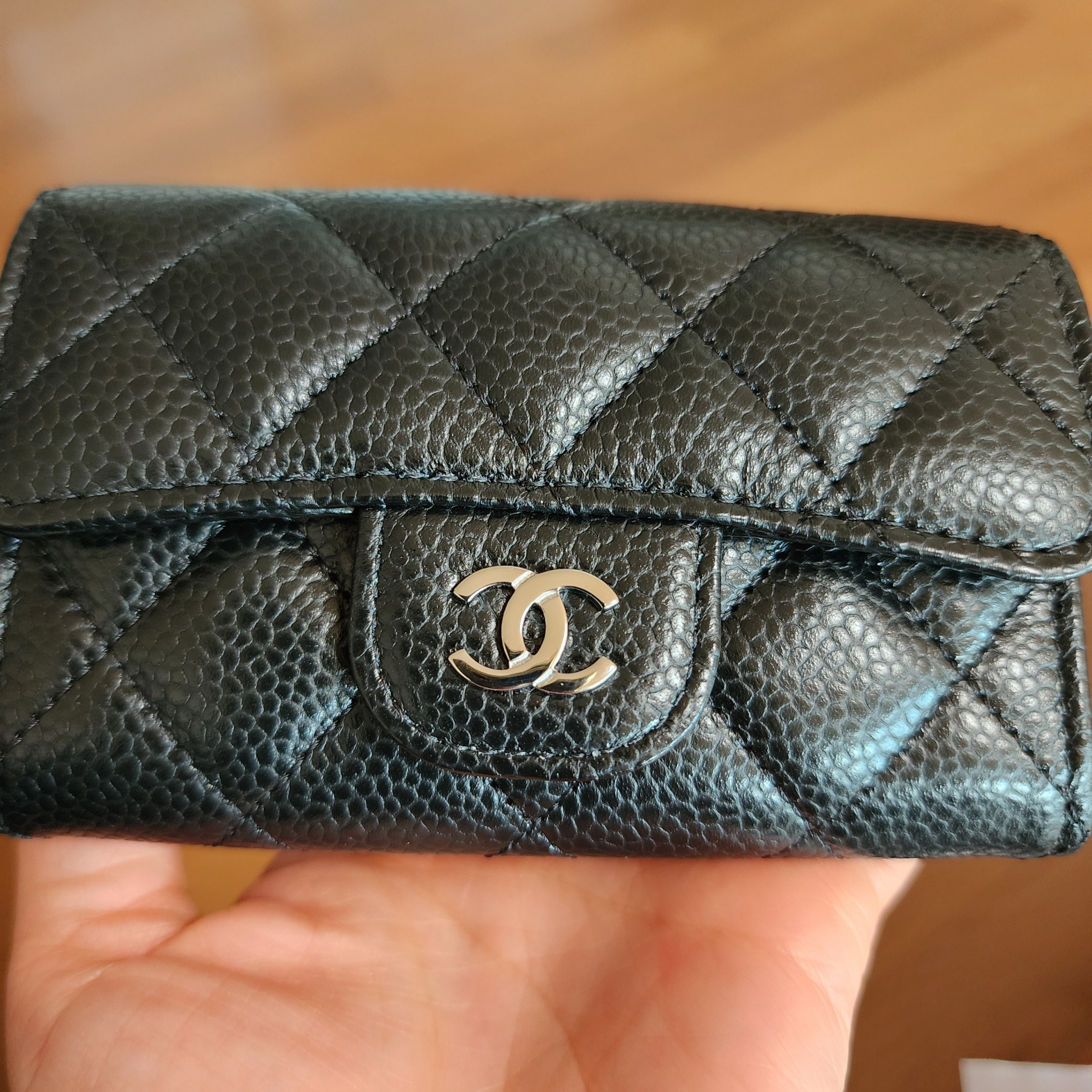 Chanel Classic Card Holder Grained Calfskin & Silver Black 착용 스타일