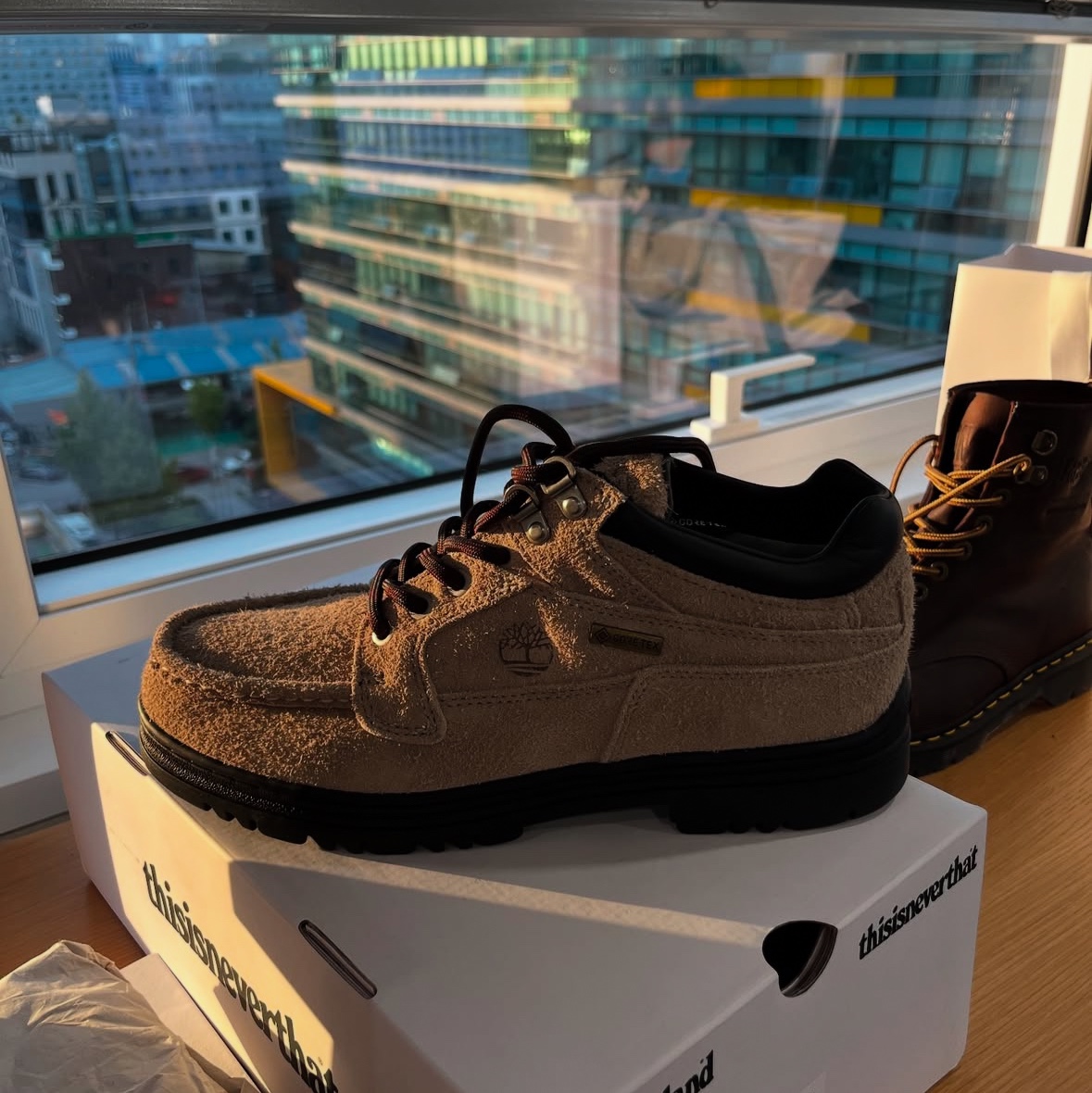 Timberland x Thisisneverthat Heritage Gore-Tex Moc Toe Mid Boots Desert - Wide 착용 스타일 - 3