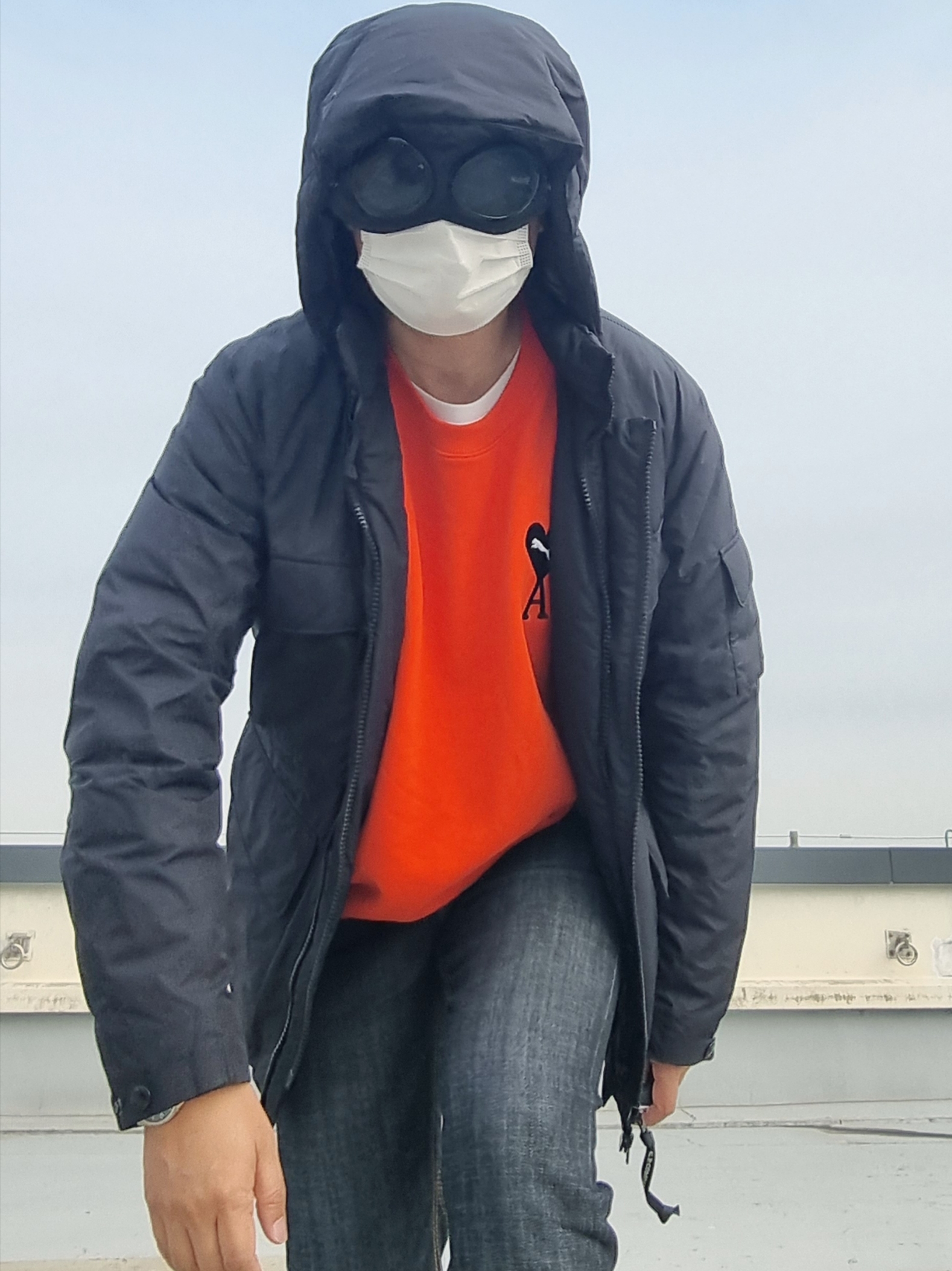 Adidas Yeezy Boost 350 V2 Carbon Beluga, Puma x AMI Crewneck Sweatshirt Orange 착용 스타일 - 1