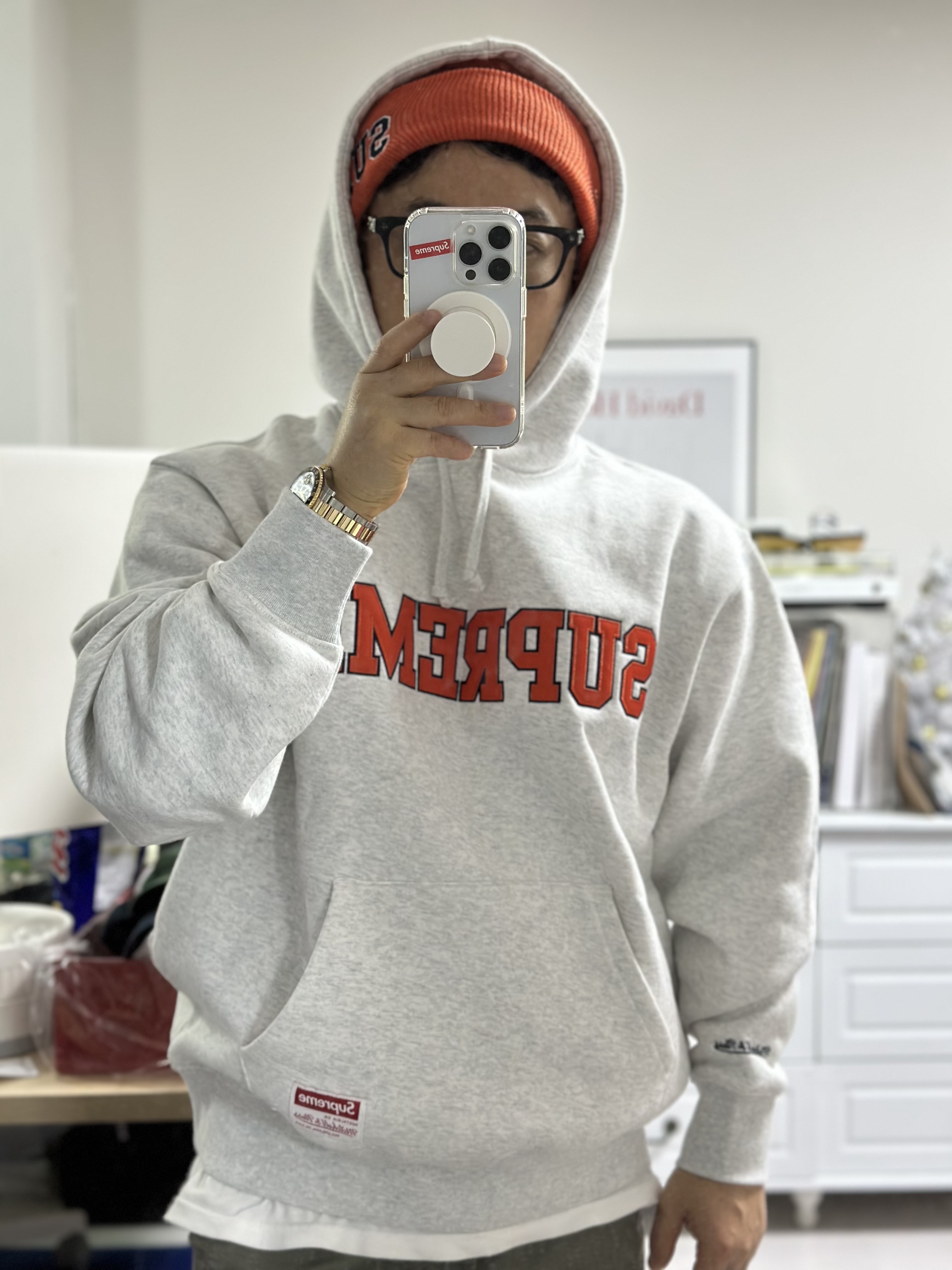 Supreme Mitchell & Ness NCAA Hooded Sweatshirt Ash Grey - 24FW, Supreme Mitchell & Ness NCAA Beanie Orange - 24FW 착용 스타일