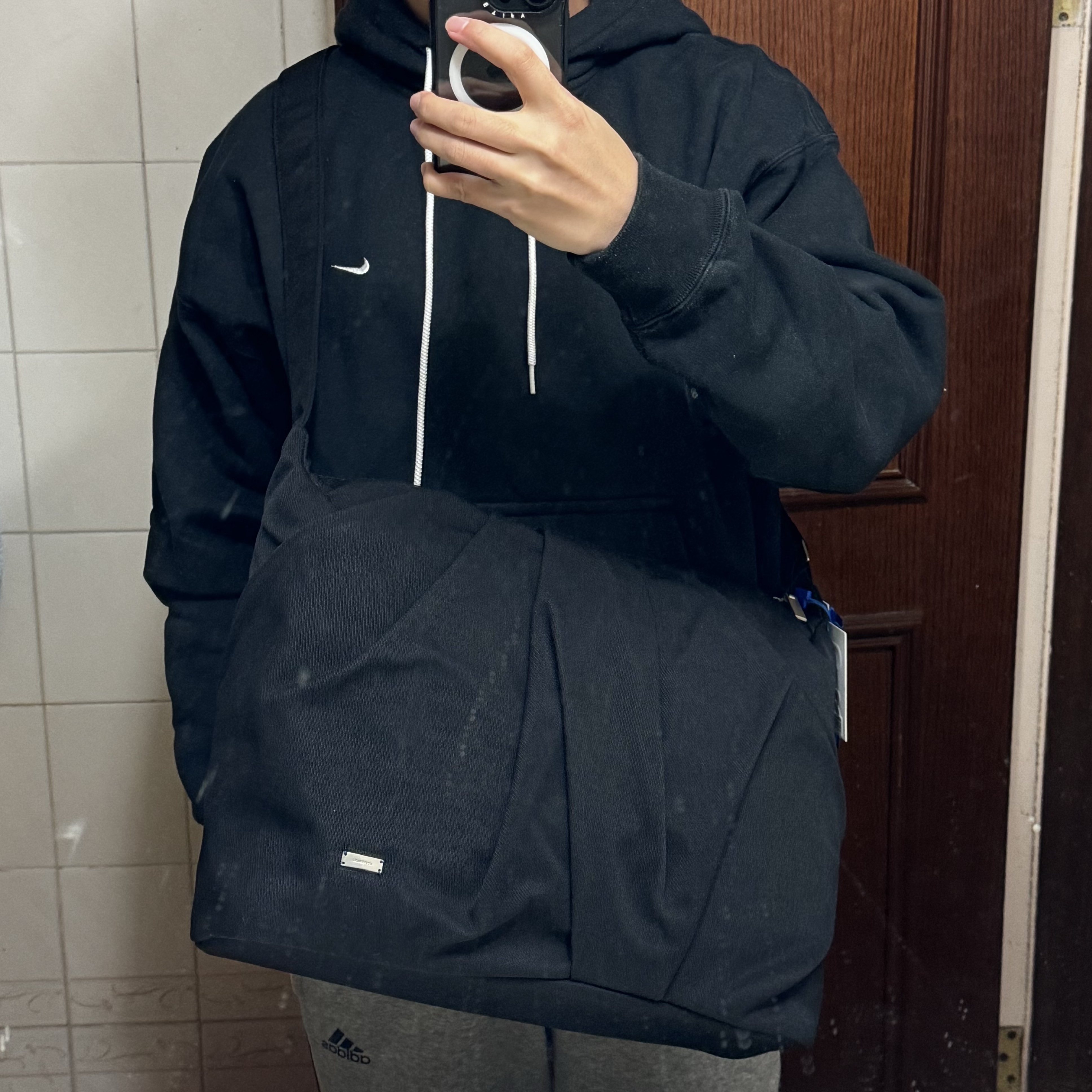 Ader Error Stuck Product 93 Shoulder Bag Noir, Nike NRG Solo Swoosh Fleece Hoodie Black White - Asia 착용 스타일 - 2
