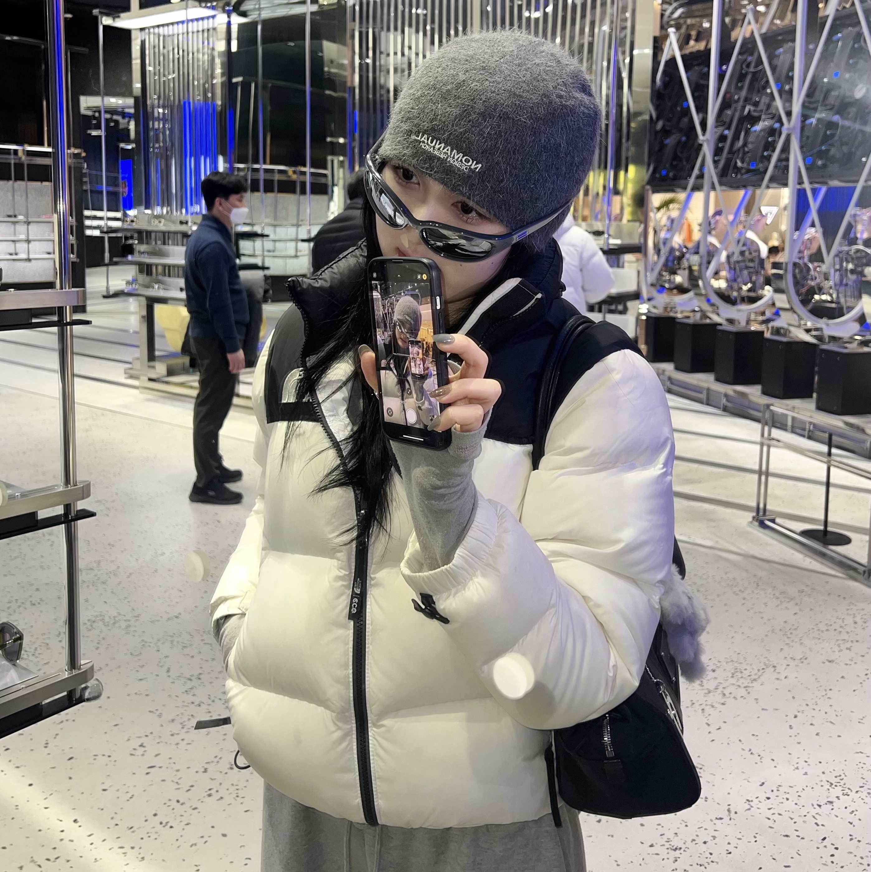 The North Face 1996 Eco Nuptse Jacket White, Matin Kim Sporty Tote Bag Black 착용 스타일 - 1