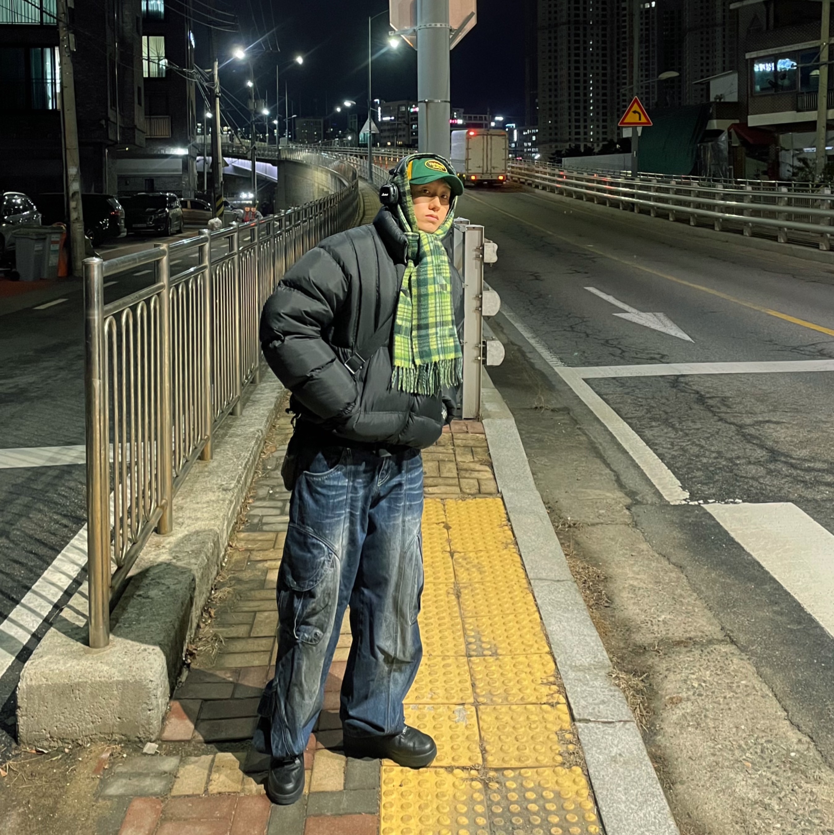 Supreme x Hysteric Glamour x Vanson Leathers Mesh Back 6-Panel Green - 24FW, Supreme Flannel Reversible Puffer Jacket Black - 22FW 착용 스타일 - 3
