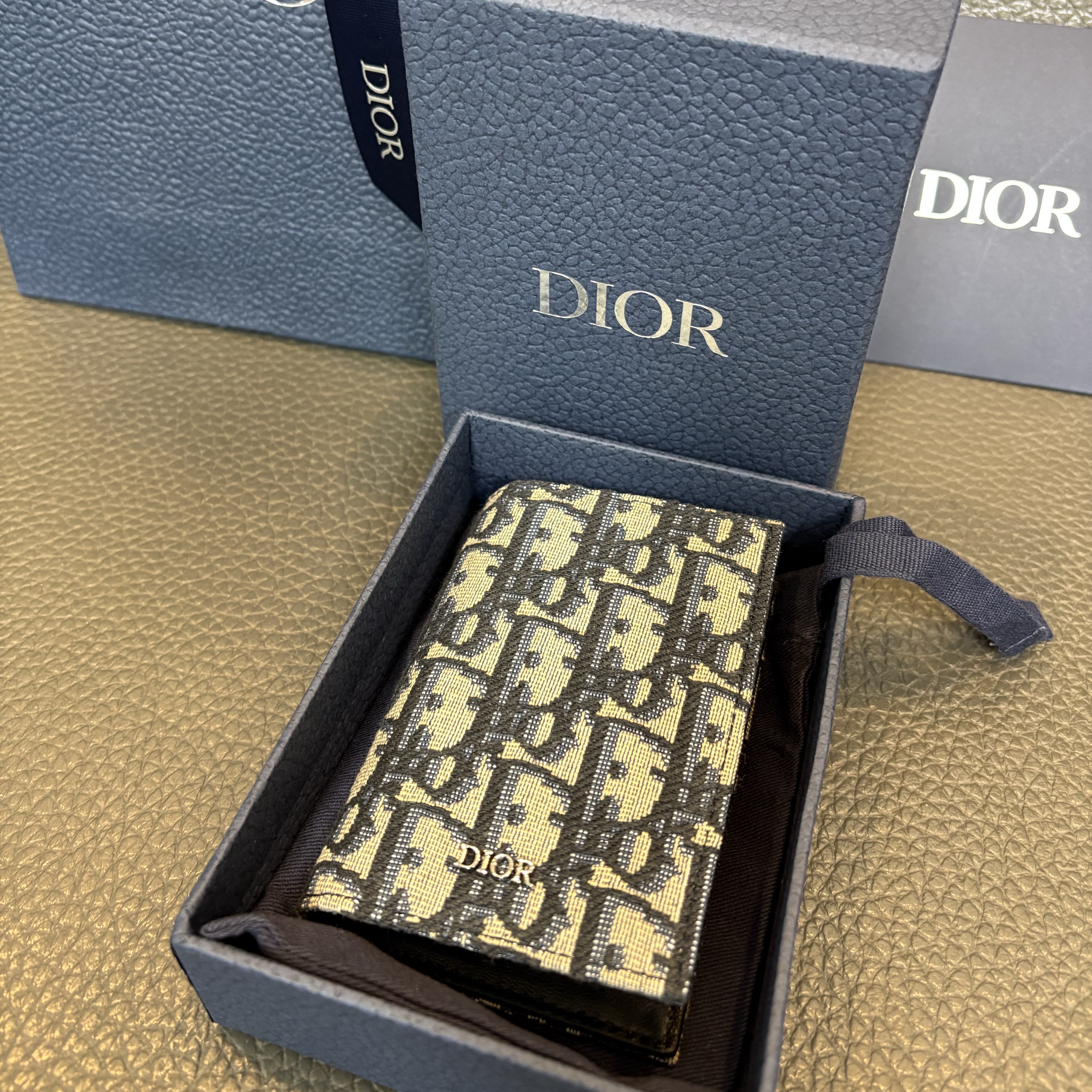 Dior Bi-Fold Card Holder Black Dior Oblique Jacquard, Dior Bi-Fold Card Holder Beige & Black Dior Oblique Jacquard 착용 스타일 - 2