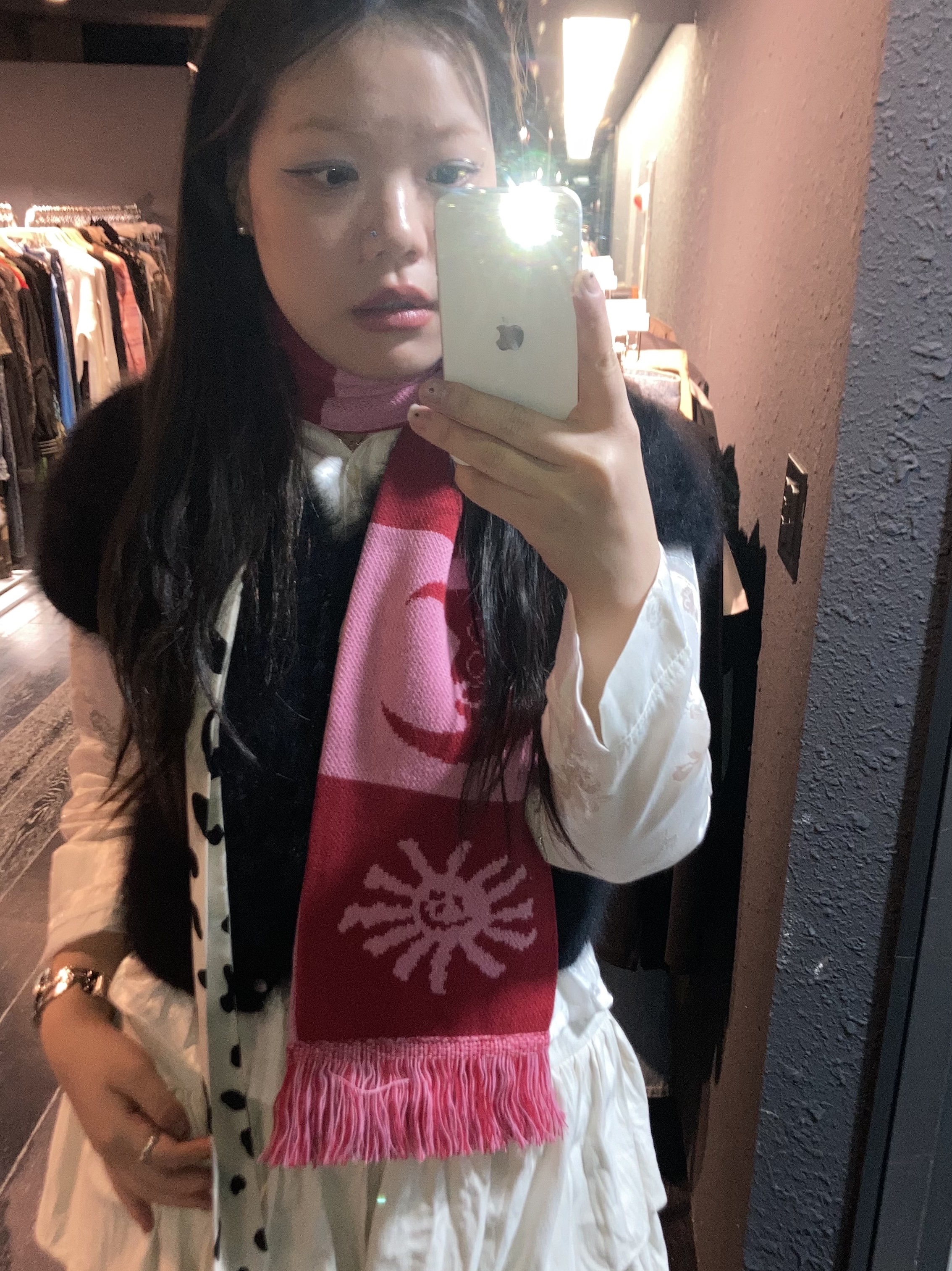 HS x Hank Muffler Pink & Red 착용 스타일 - 1