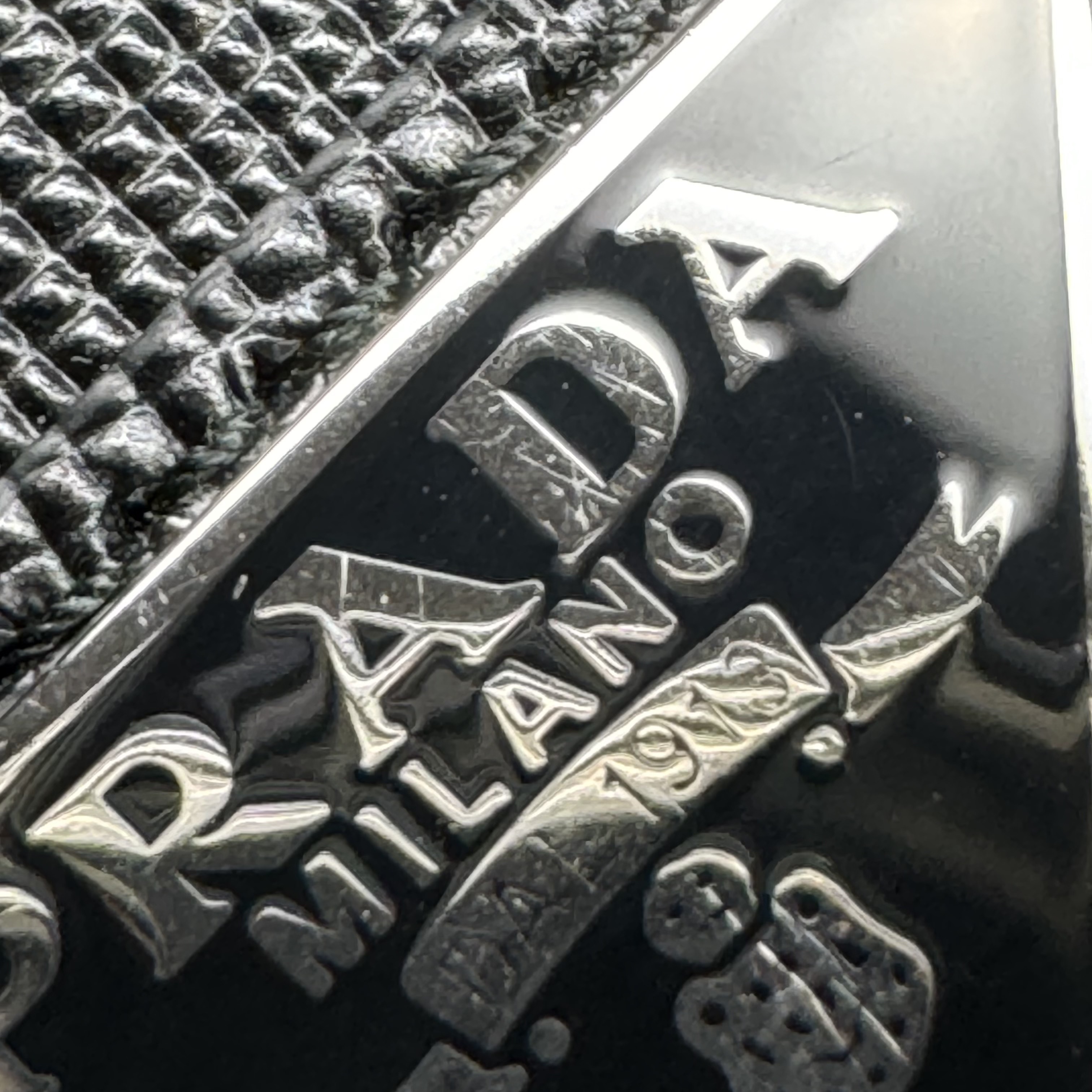 Prada Saffiano Leather Wallet Black 착용 스타일 - 1