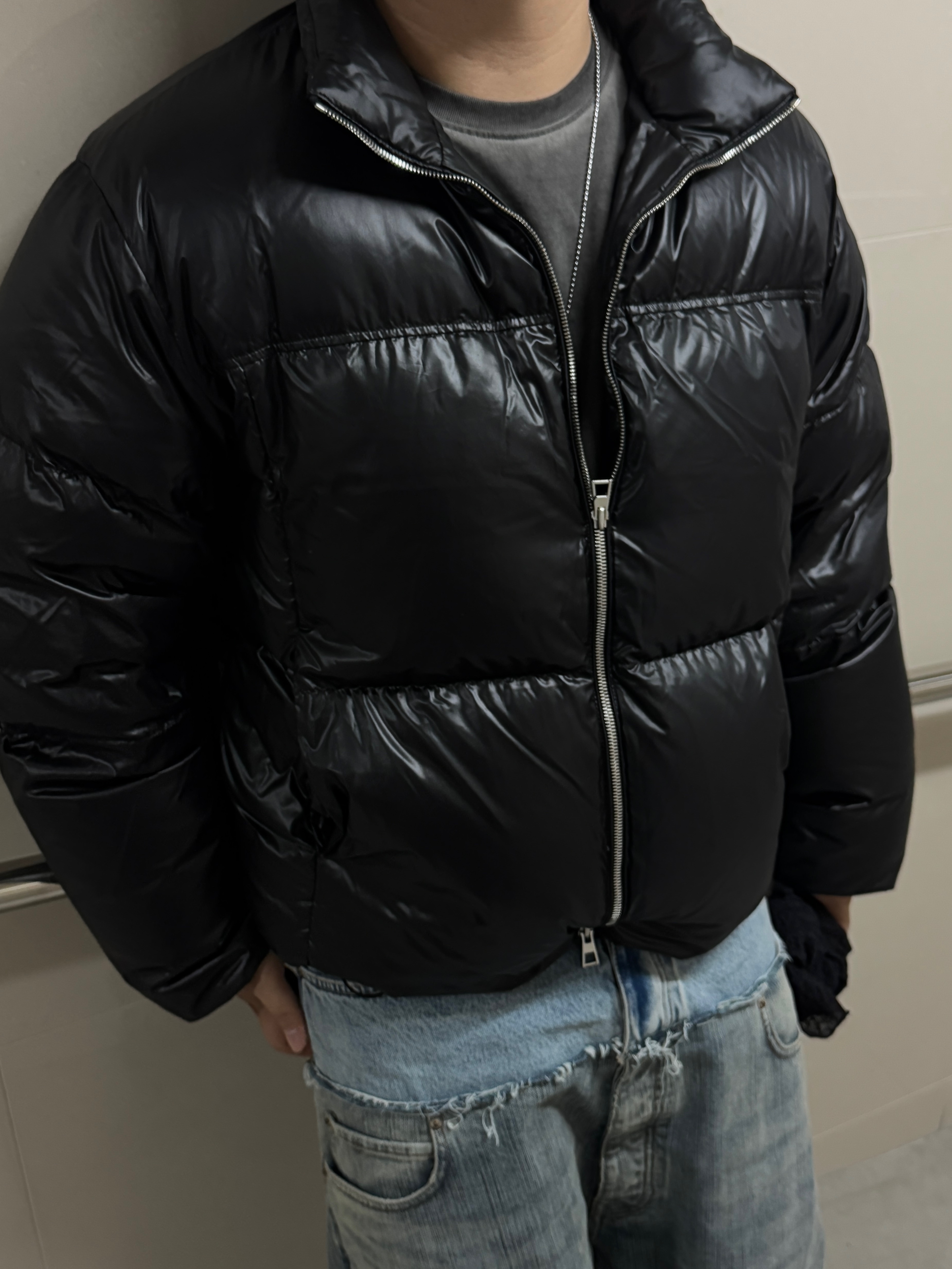 TNGT European Goose Over-Fit Glossy Short Goose Down Jumper Black 착용 스타일 - 2