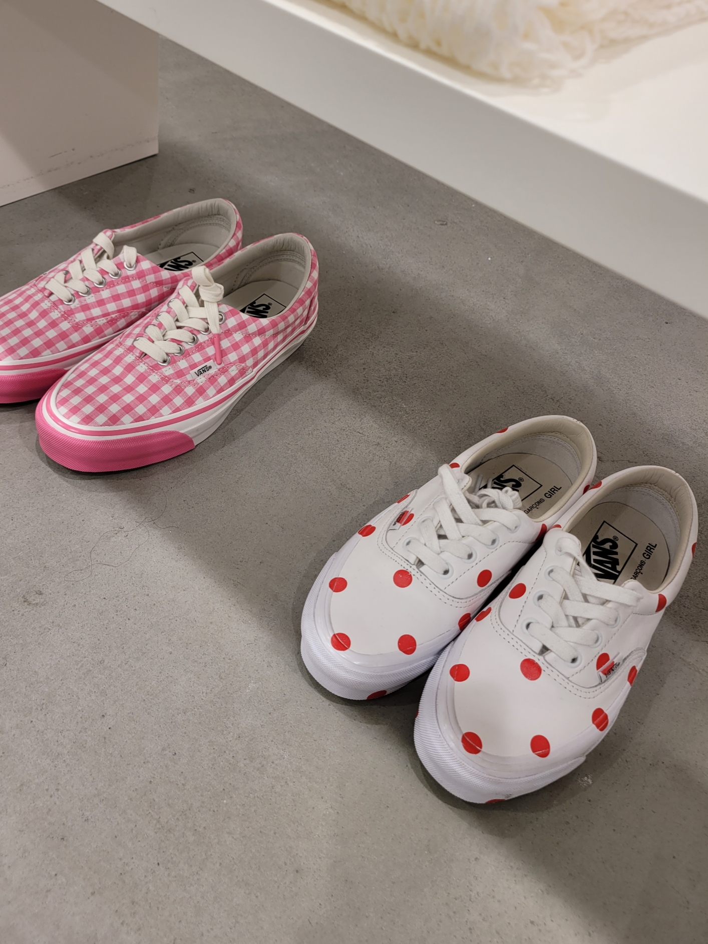 Adidas Stan Smith Decon Cloud White Green, Vans Vault x Comme des Garcons Girl OG Era LX Gingham Check Pink 착용 스타일 - 3