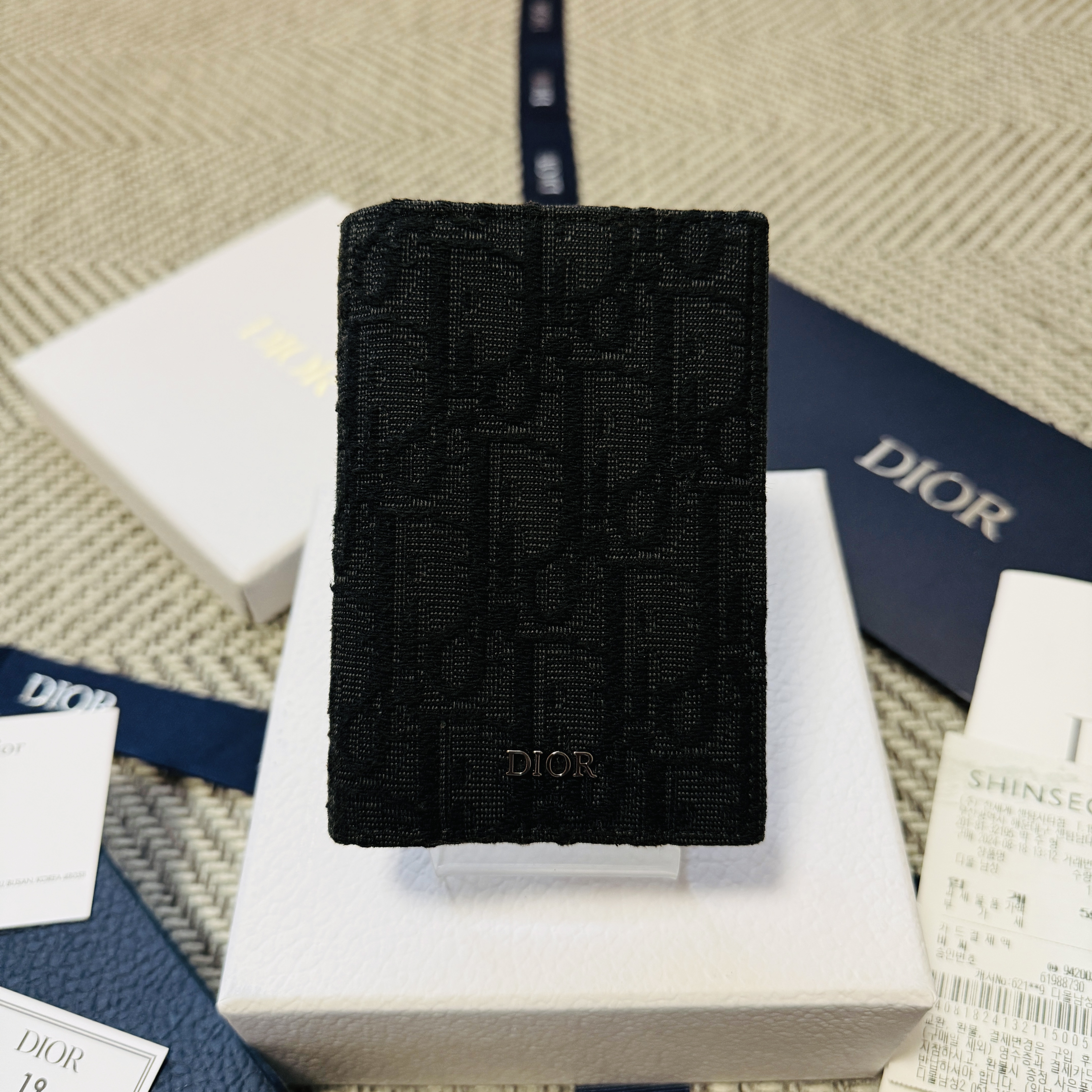 Dior Bi-Fold Card Holder Black Dior Oblique Jacquard 착용 스타일 - 3