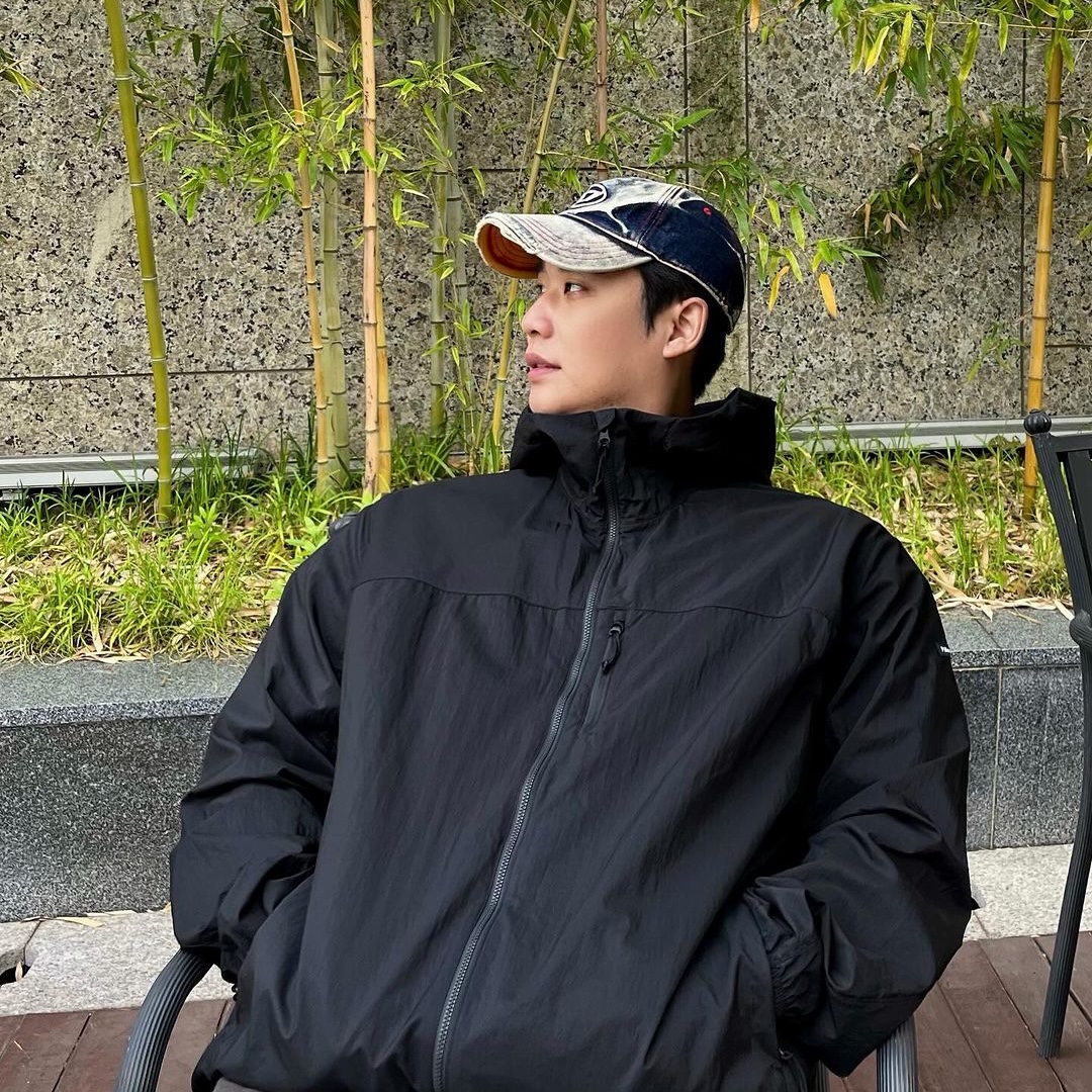keek Pillowdy Inflatable Collar Windbreaker Black 착용 스타일 - 1